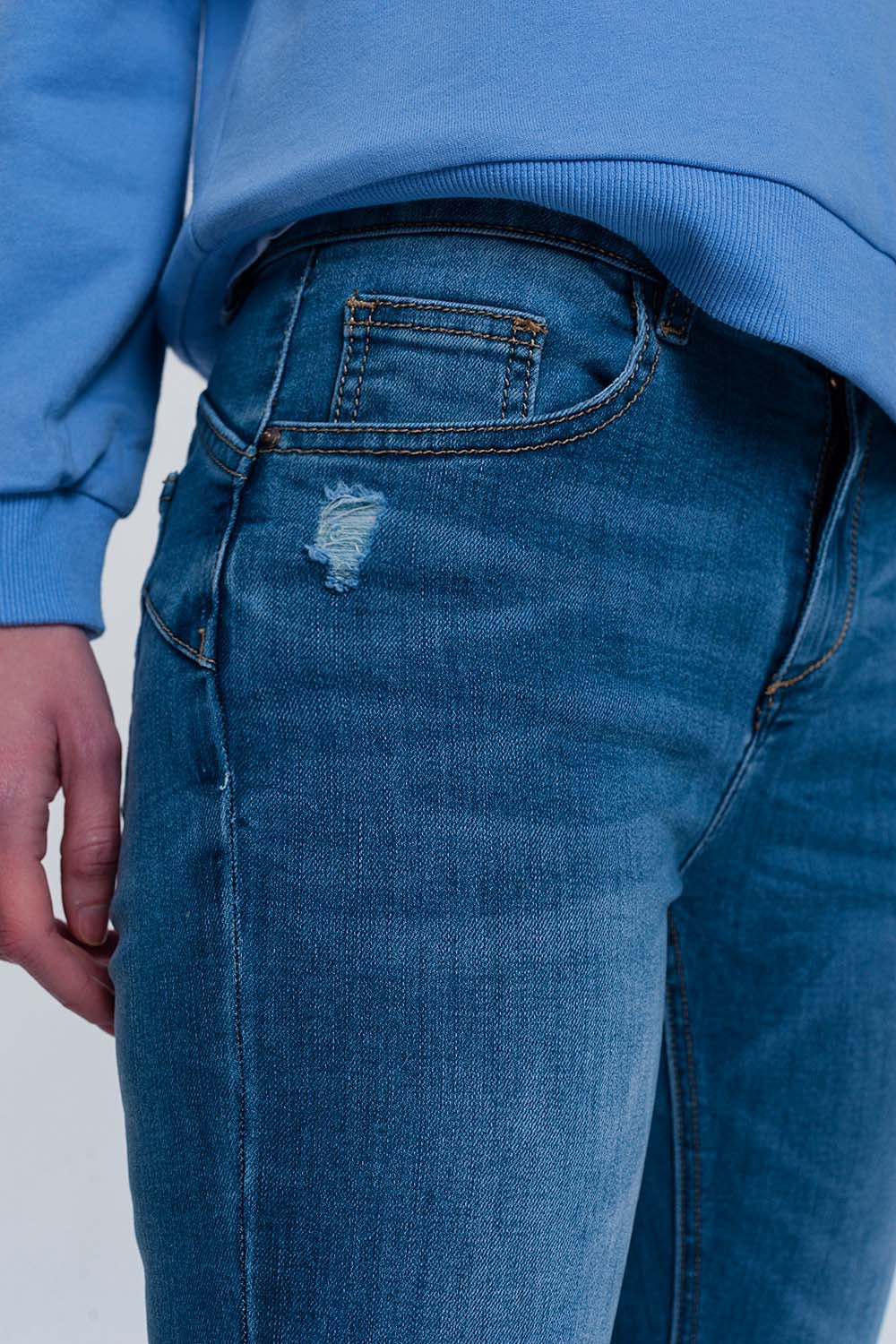 jean skinny en denim léger avec chevilles pliées et détail déchiré