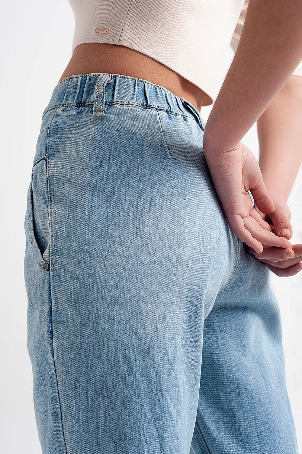 Jean à entrejambe bas en bleu délavé clair vintage avec déchirures
