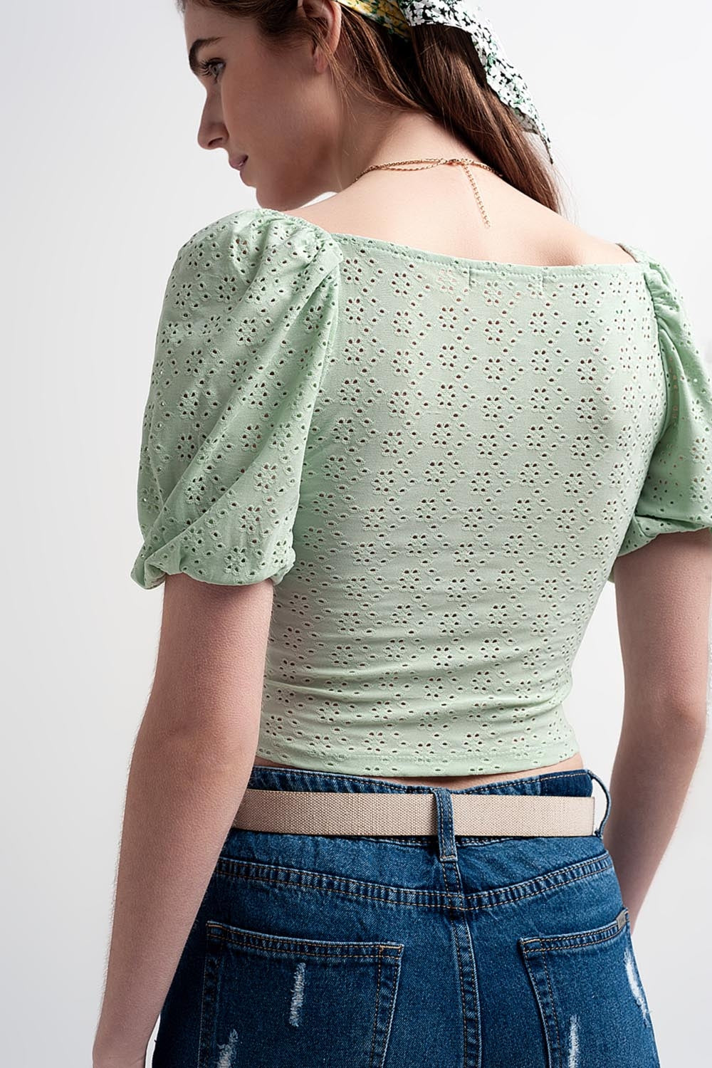 Haut court vert en tissu batiste et manches bouffantes
