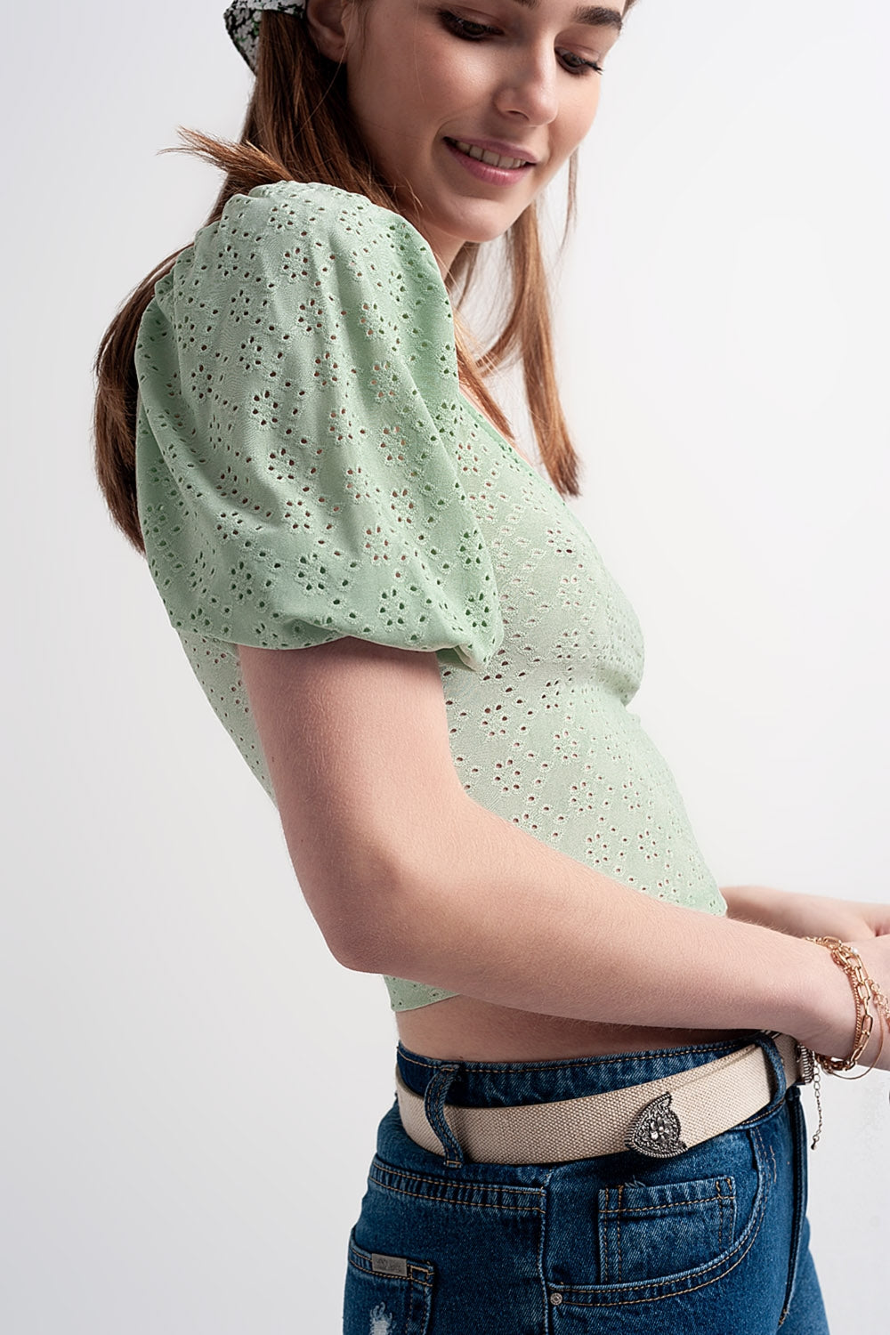 Haut court vert en tissu batiste et manches bouffantes