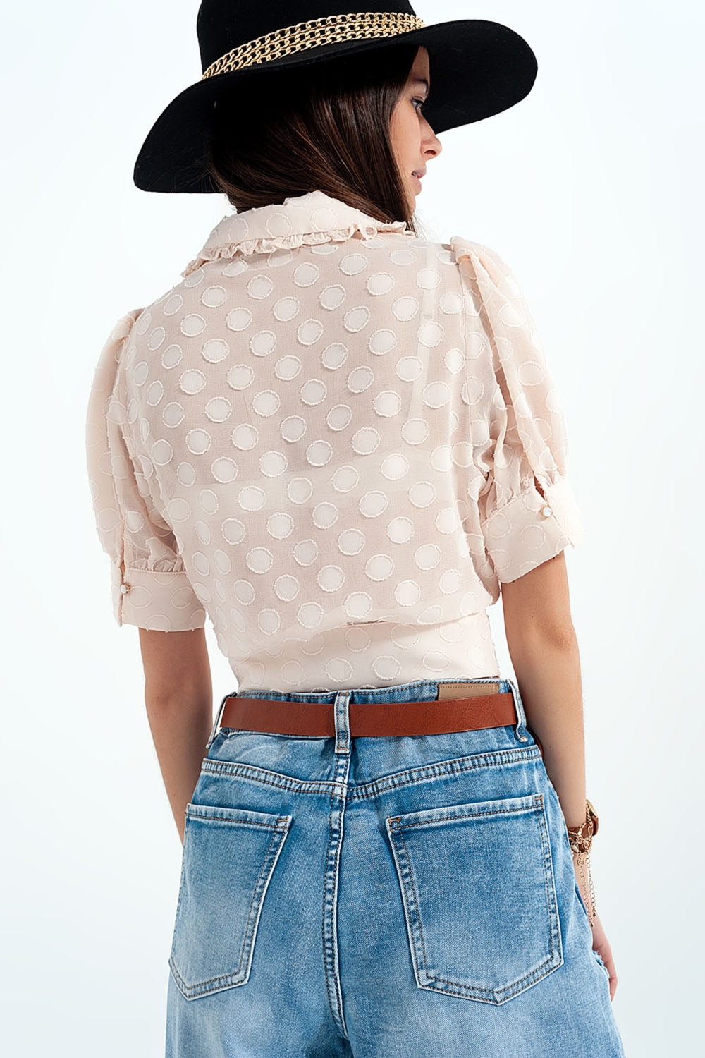 Chemisier beige à pois avec col cassé et boutons décoratifs