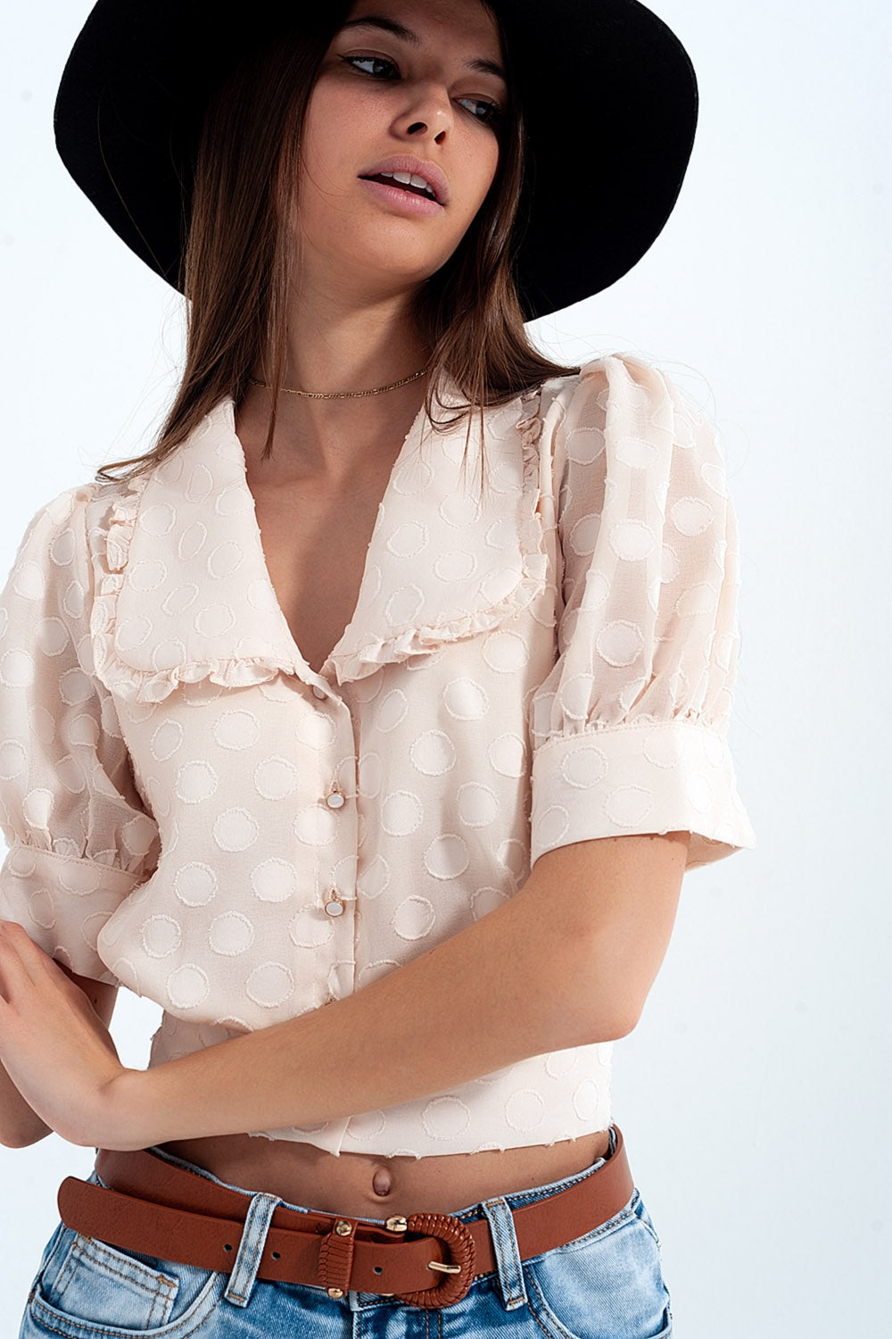 Chemisier beige à pois avec col cassé et boutons décoratifs