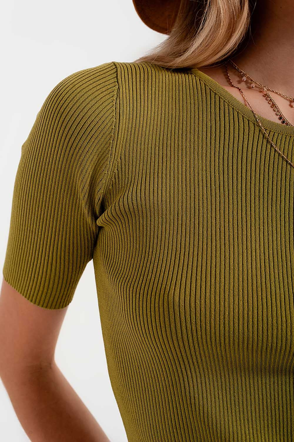 Pull vert en maille avec liens à nouer au dos