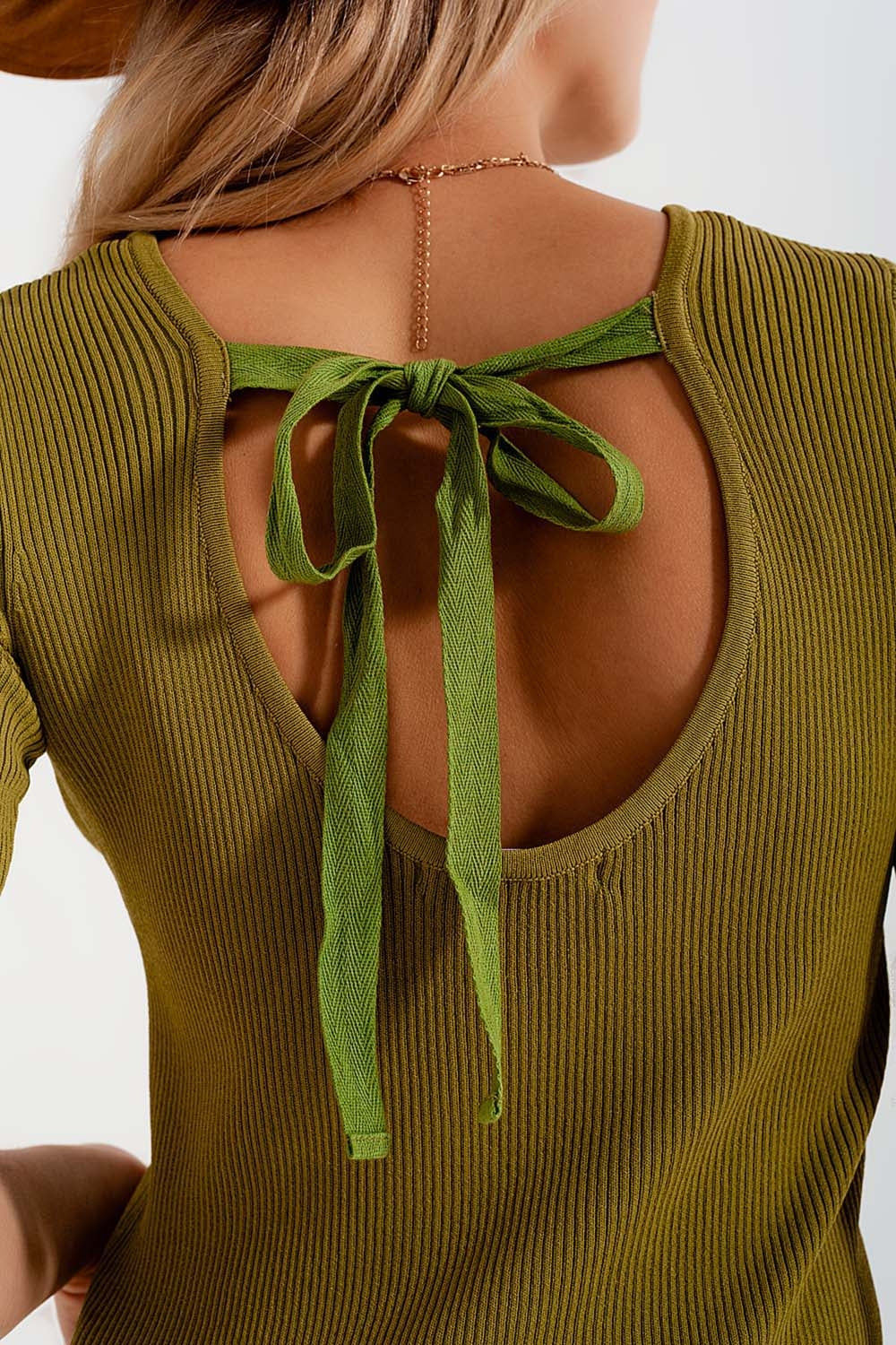 Pull vert en maille avec liens à nouer au dos