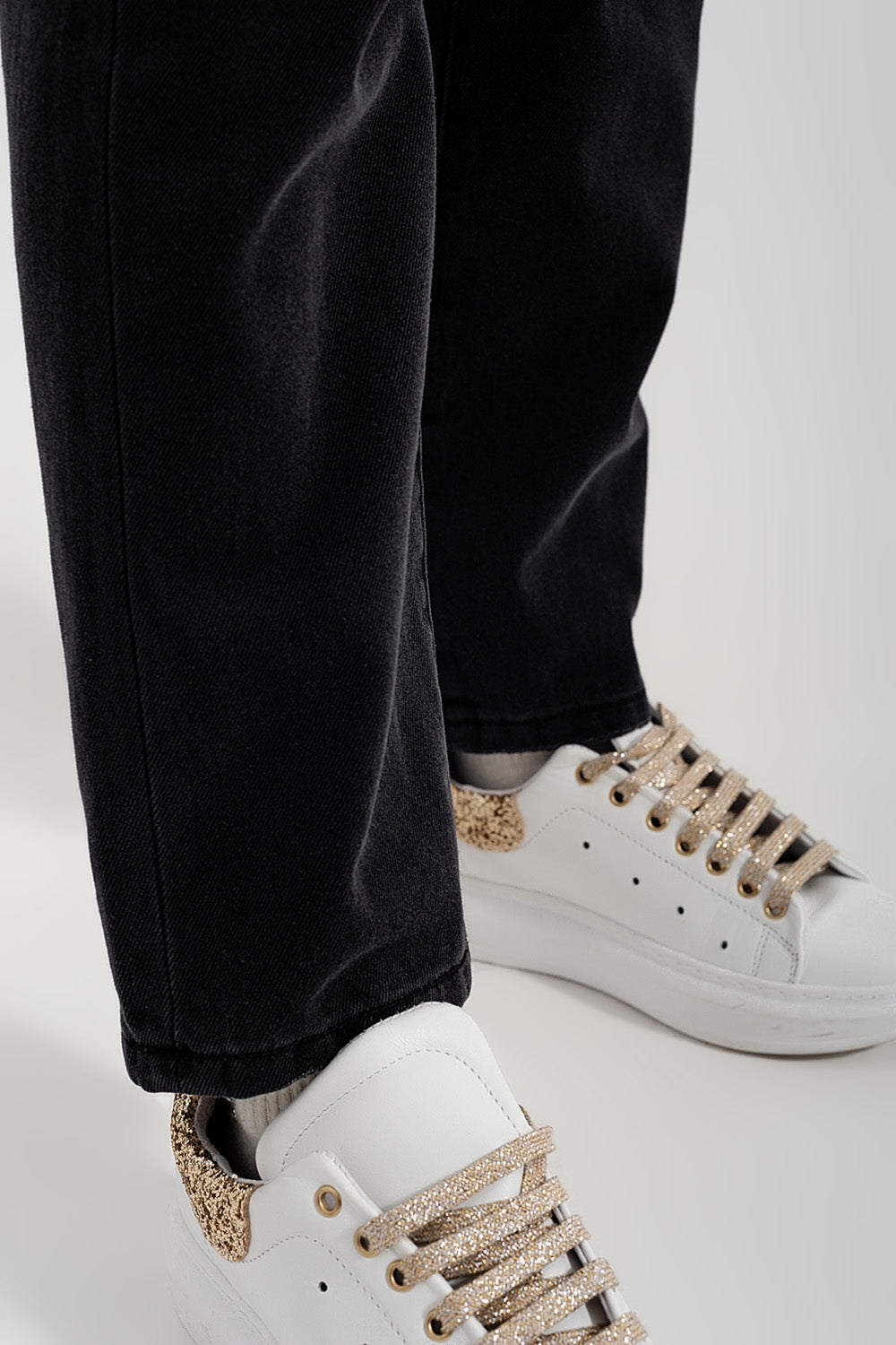 Jeans à jambes droites en noir délavé
