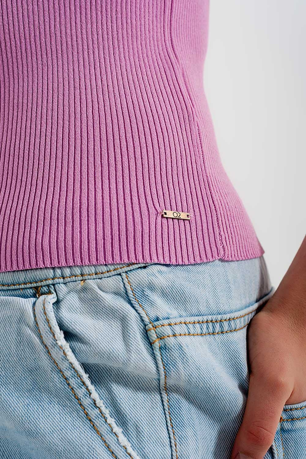 Pull rose en maille avec liens à nouer au dos
