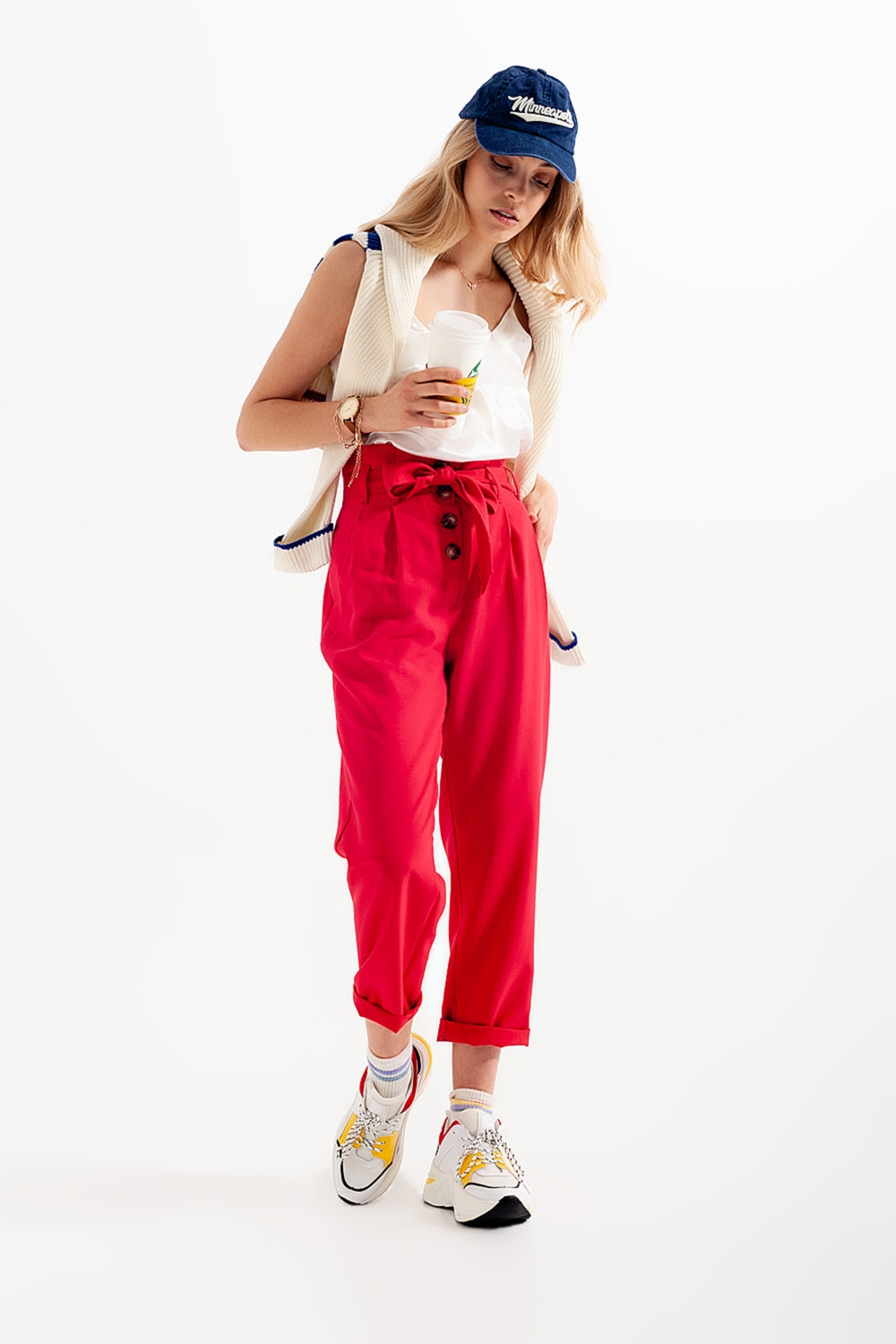 Pantalon taille haute froncée avec ceinture rouge