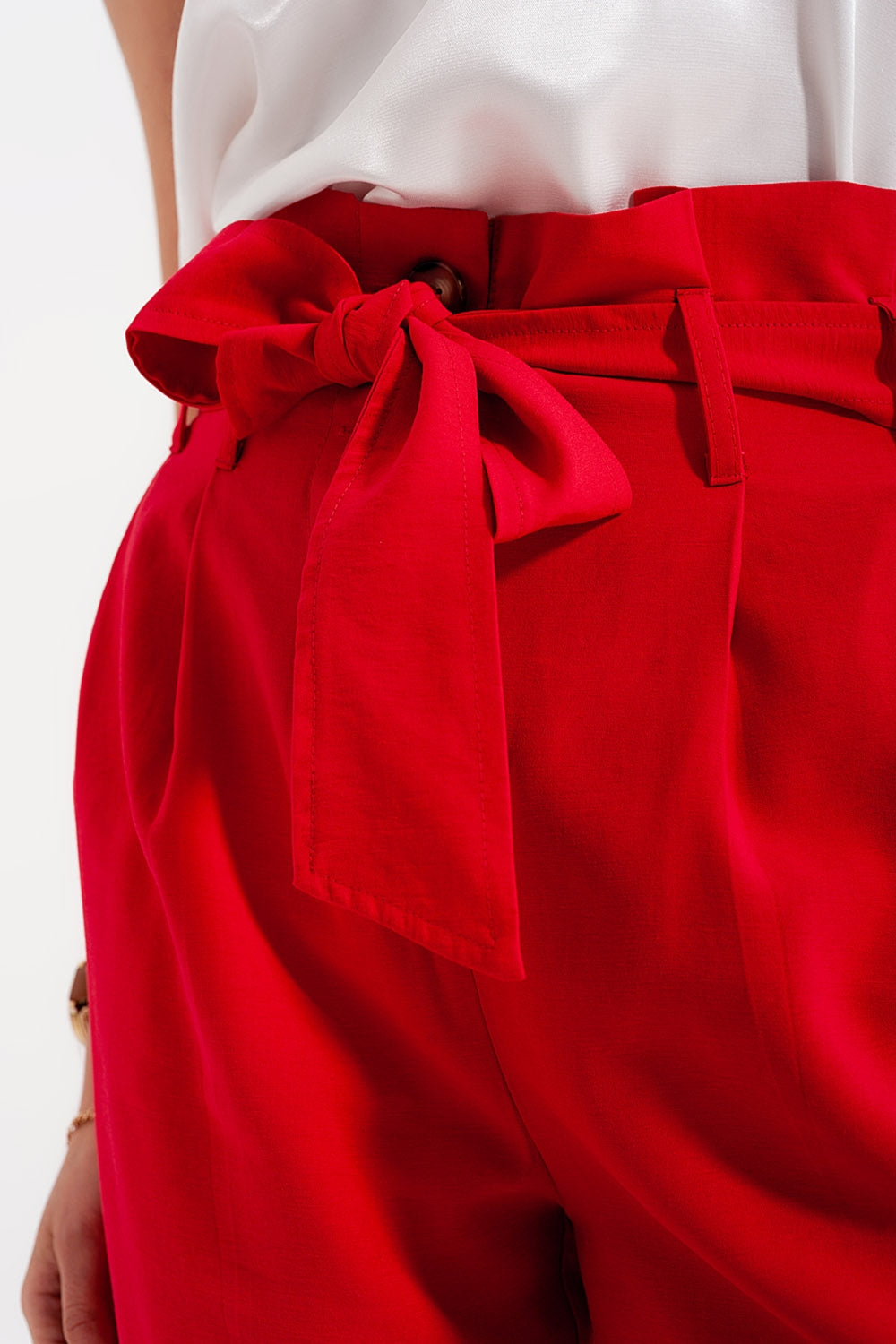 Pantalon taille haute froncée avec ceinture rouge