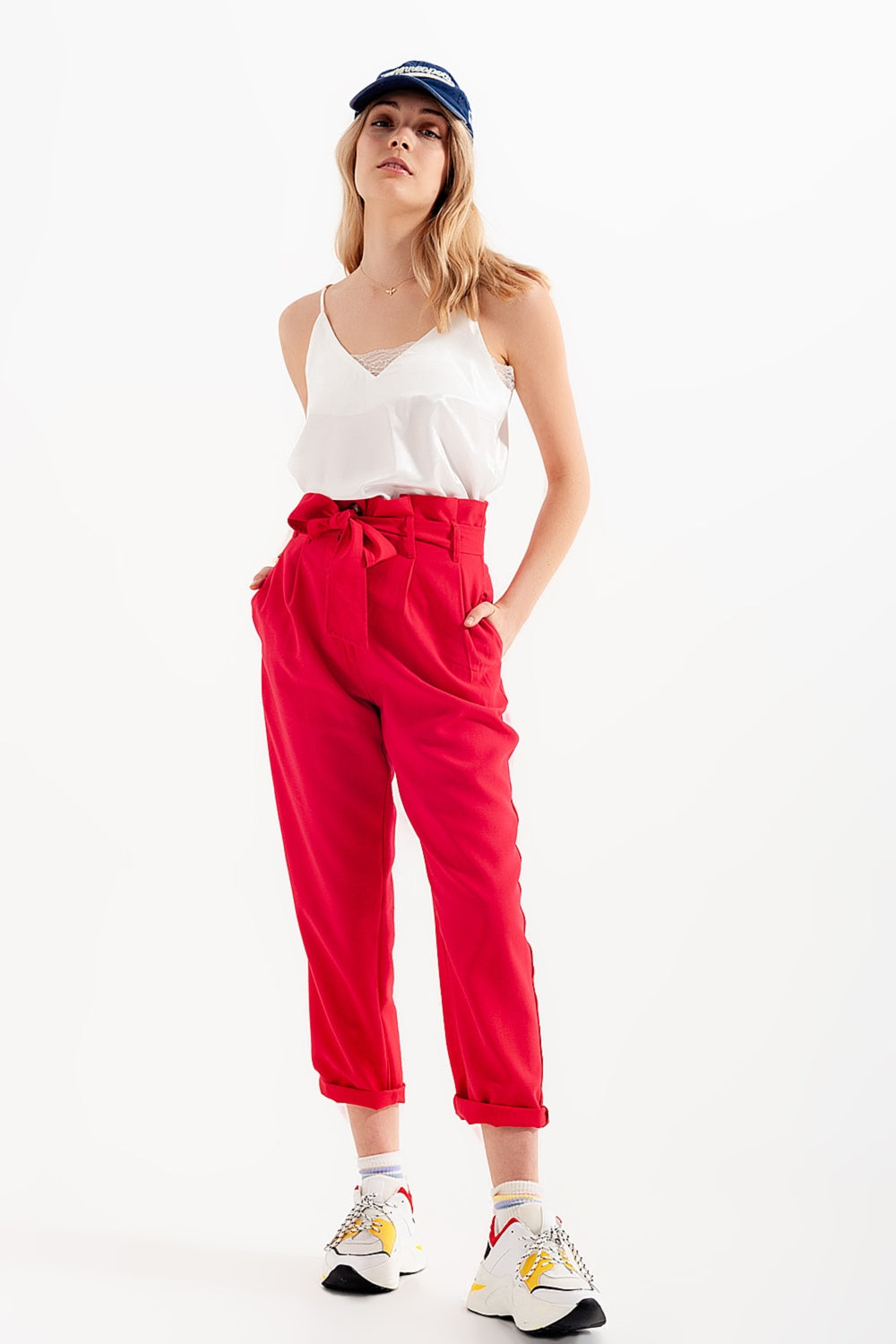 Pantalon taille haute froncée avec ceinture rouge