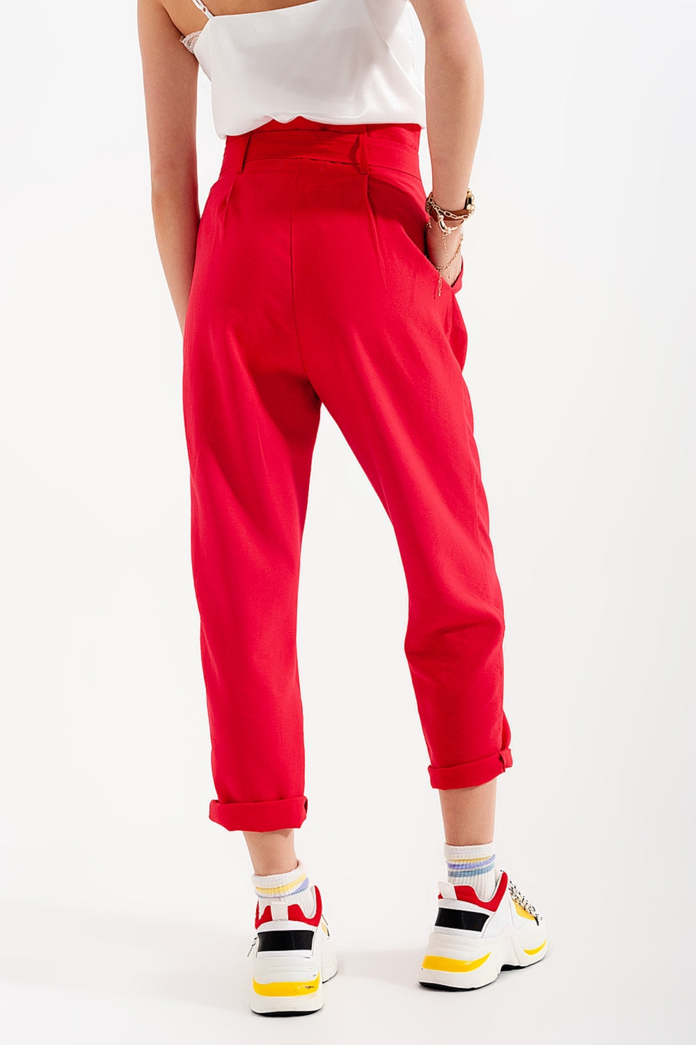 Pantalon taille haute froncée avec ceinture rouge
