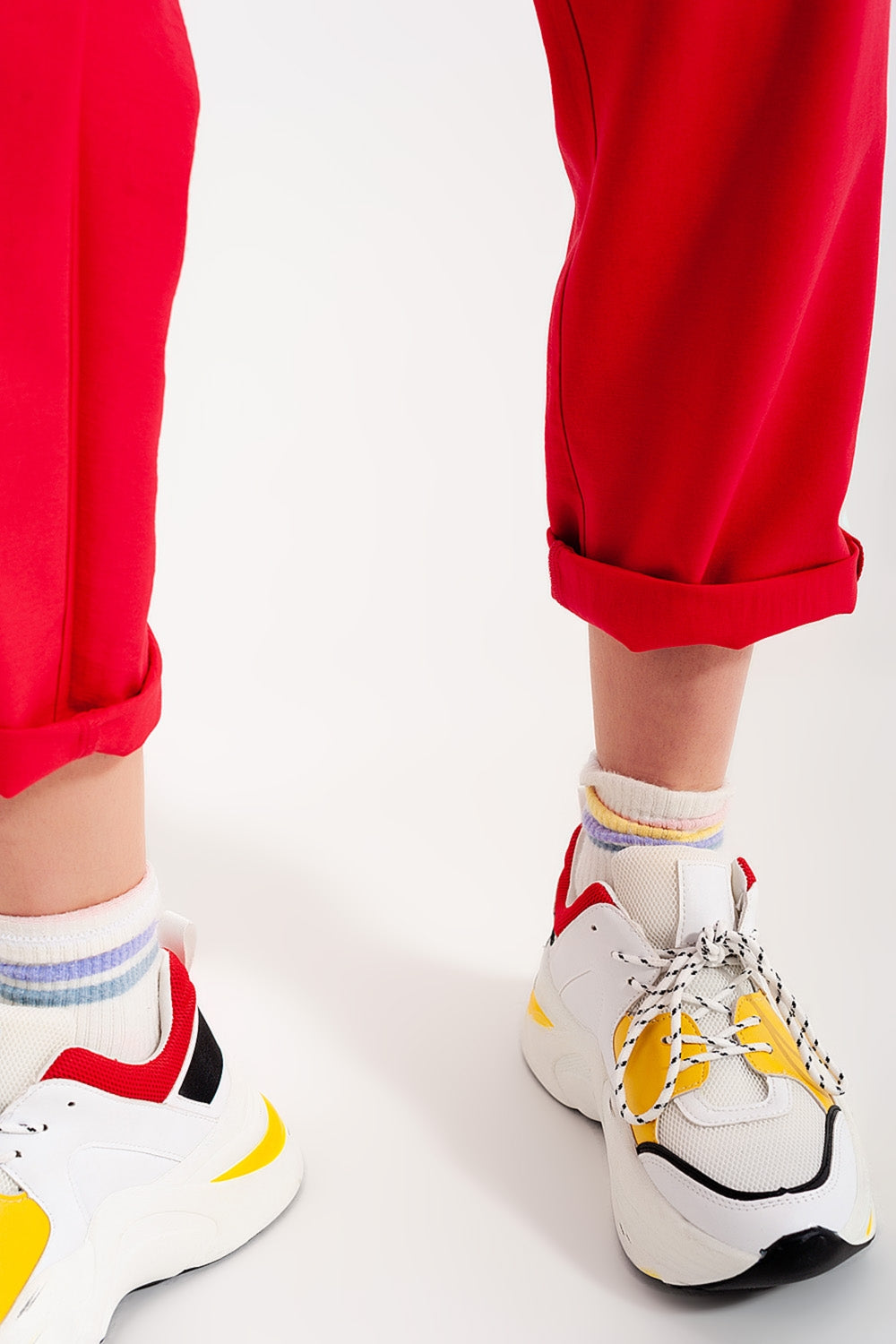 Pantalon taille haute froncée avec ceinture rouge