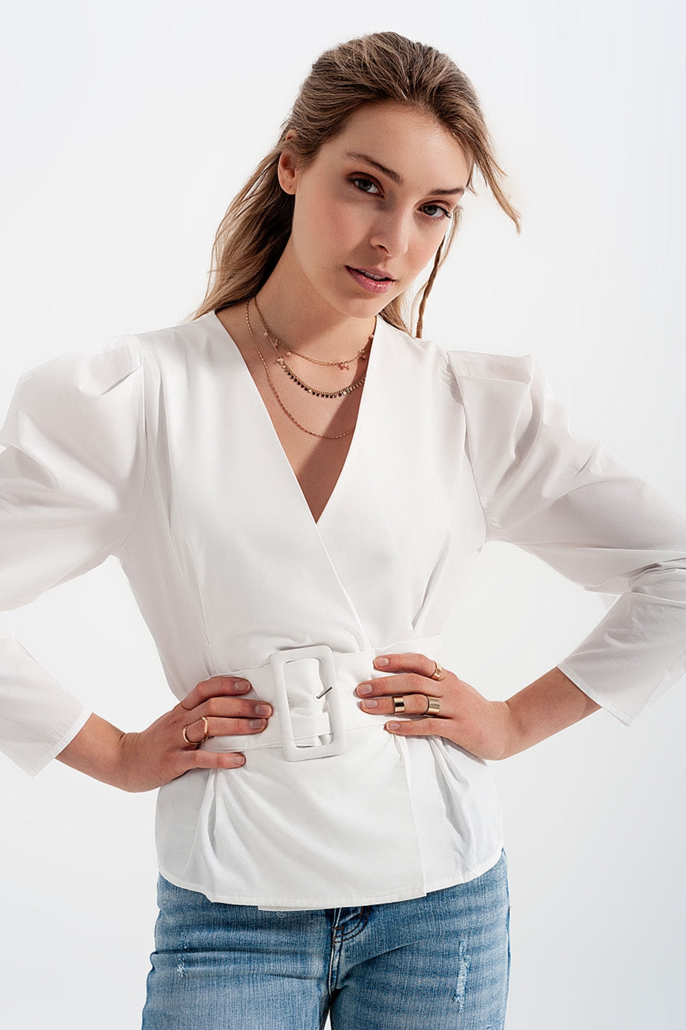 Top cache-cœur à manches bouffantes et ceinture en blanc