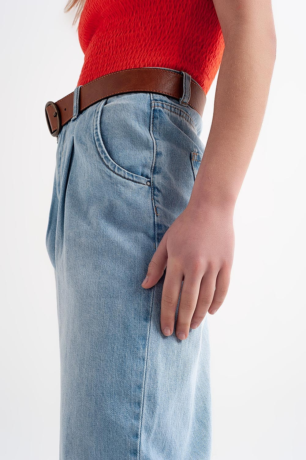 Jean coupe décontractée avec taille haute et plis sur le devant en délavé à eau de Javel