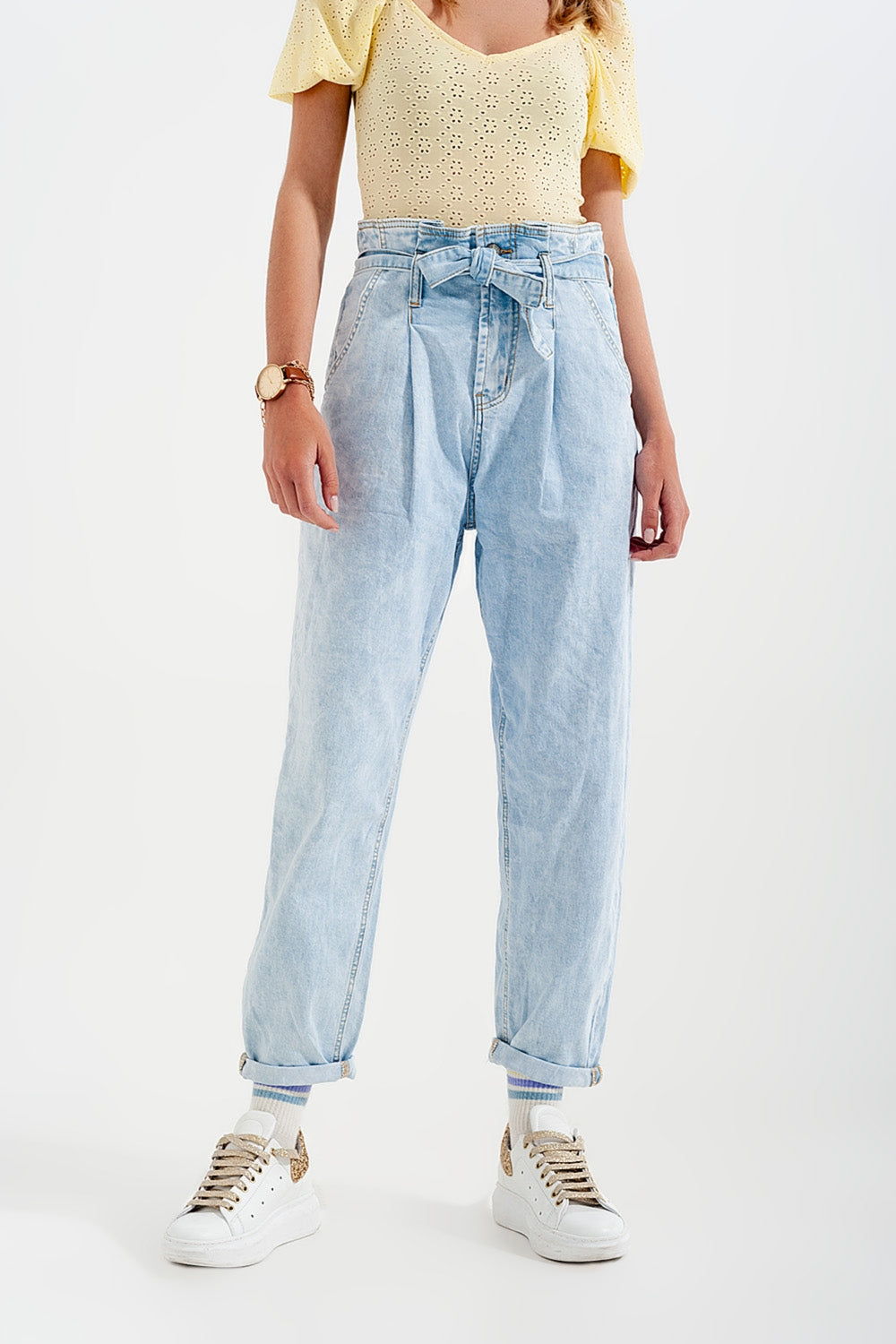 Jean fuselé à délavage clair vintage avec taille haute froncée