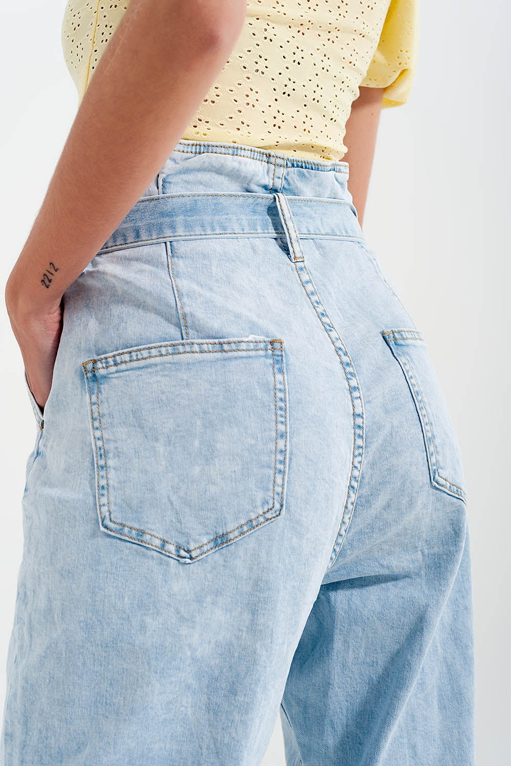 Jean fuselé à délavage clair vintage avec taille haute froncée