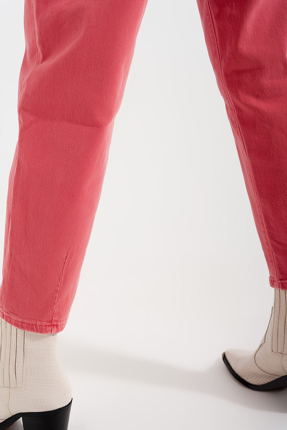 Jean mom  avec taille haute et plis sur le devant en rose