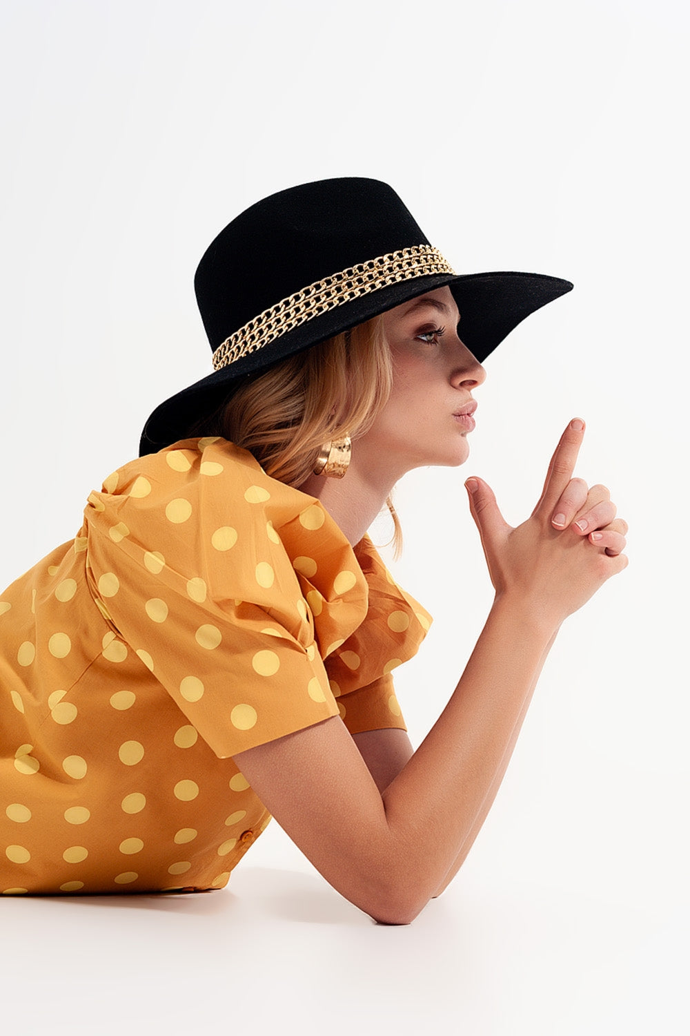 Top à pois avec manches bouffantes et encolure carrée jaue