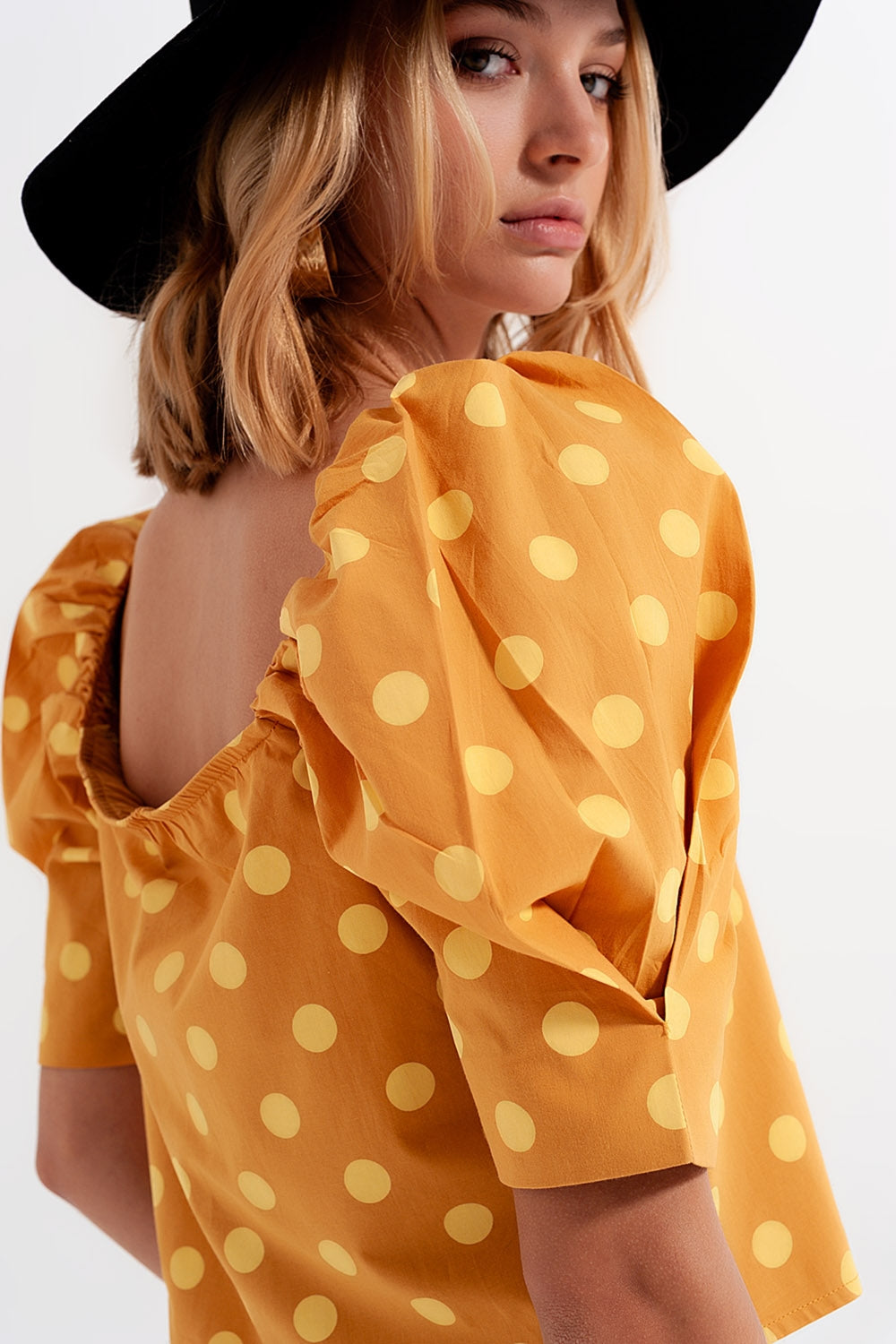 Top à pois avec manches bouffantes et encolure carrée jaue