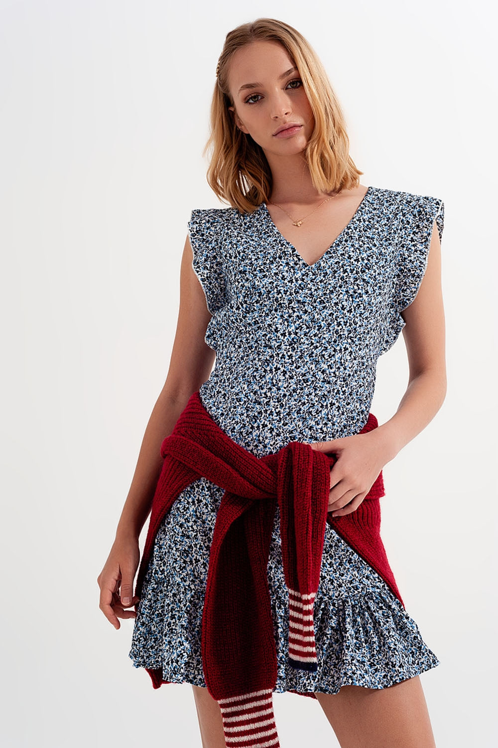 Robe courte à manches volantées et petites fleurs en bleu