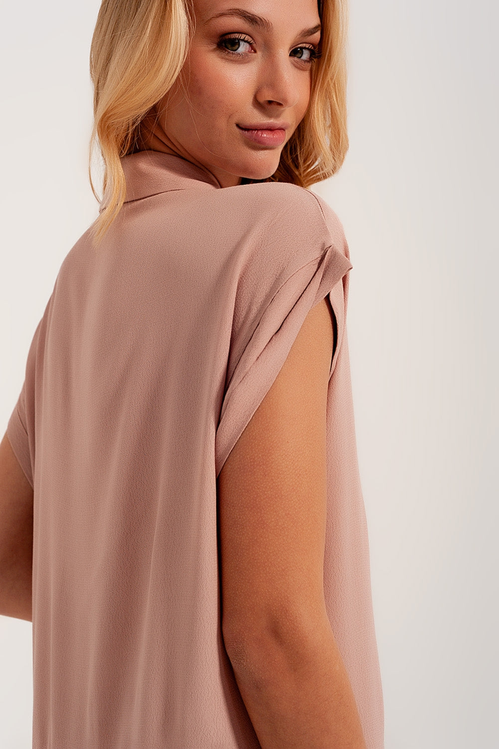 Robe chemise courte à volants rose clair