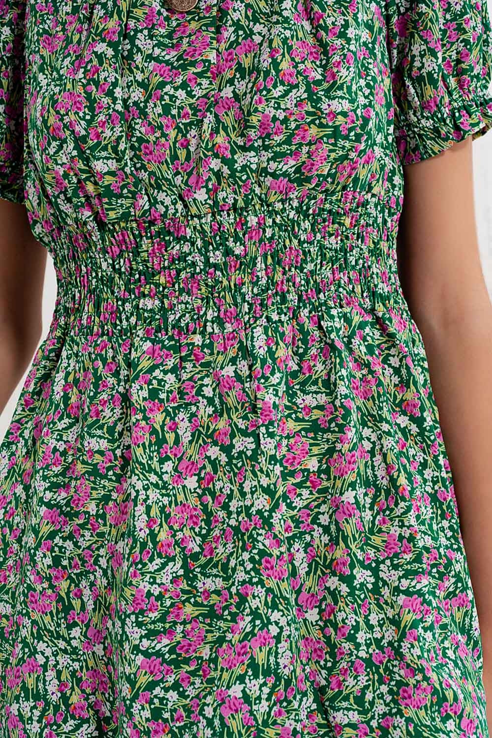 Mini robe avec détail froncé en imprimé floral vert