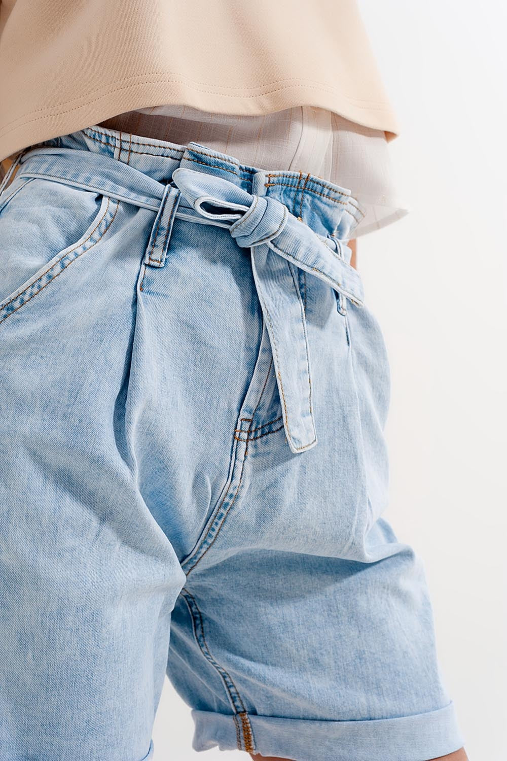 Short en denim délavé bleu clair avec lien à la taille