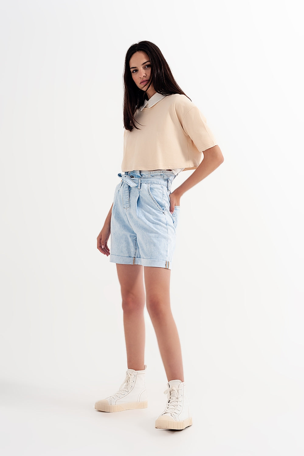 Short en denim délavé bleu clair avec lien à la taille