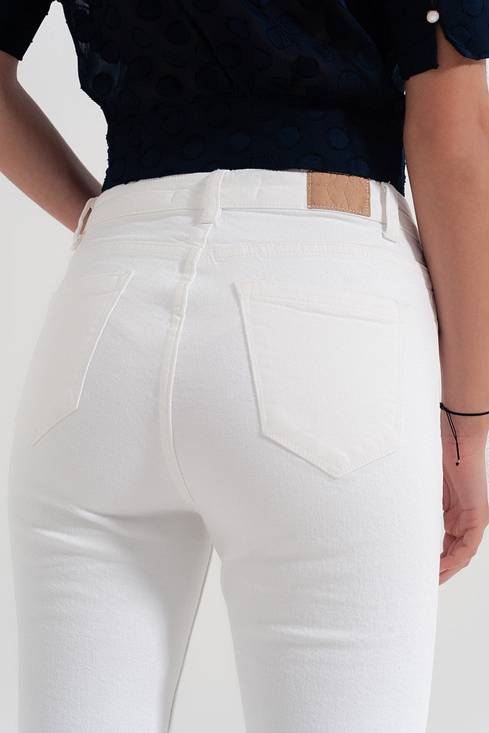 Pantalon droit en blanc à larges chevilles
