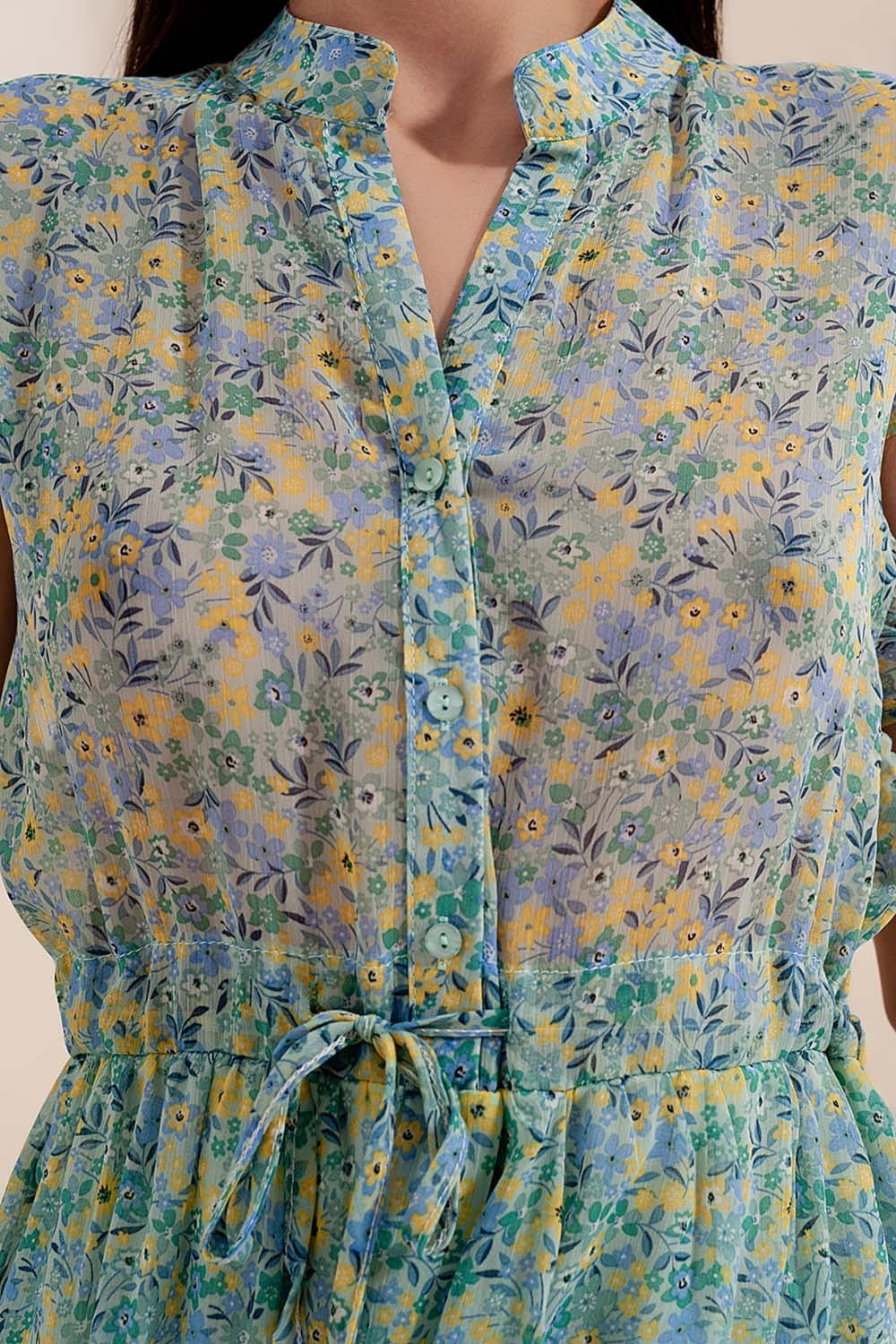 Robe courte avec bords à volants et fleurs de style vintage