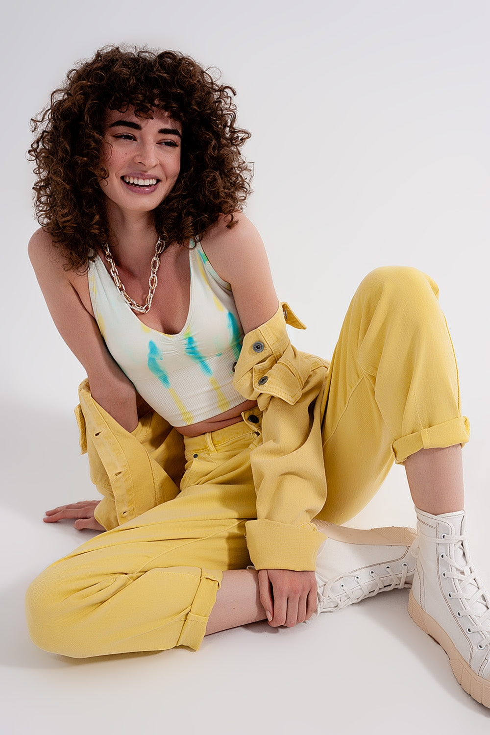 Jean mom avec taille haute et plis sur le devant en jaune