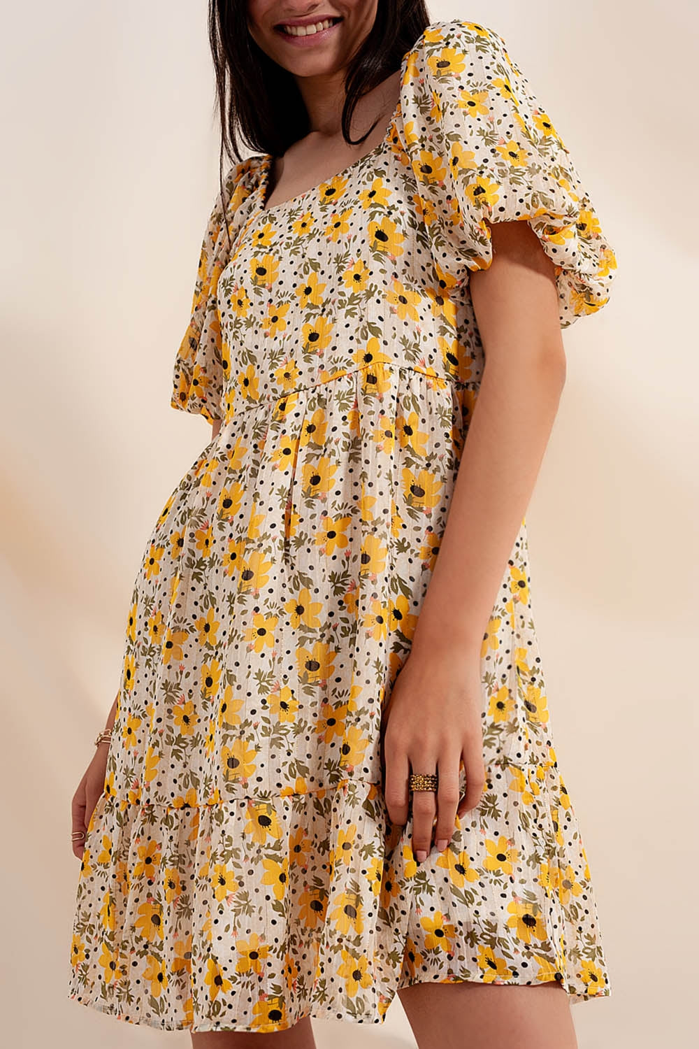 Robe jaune large à manches bouffantes