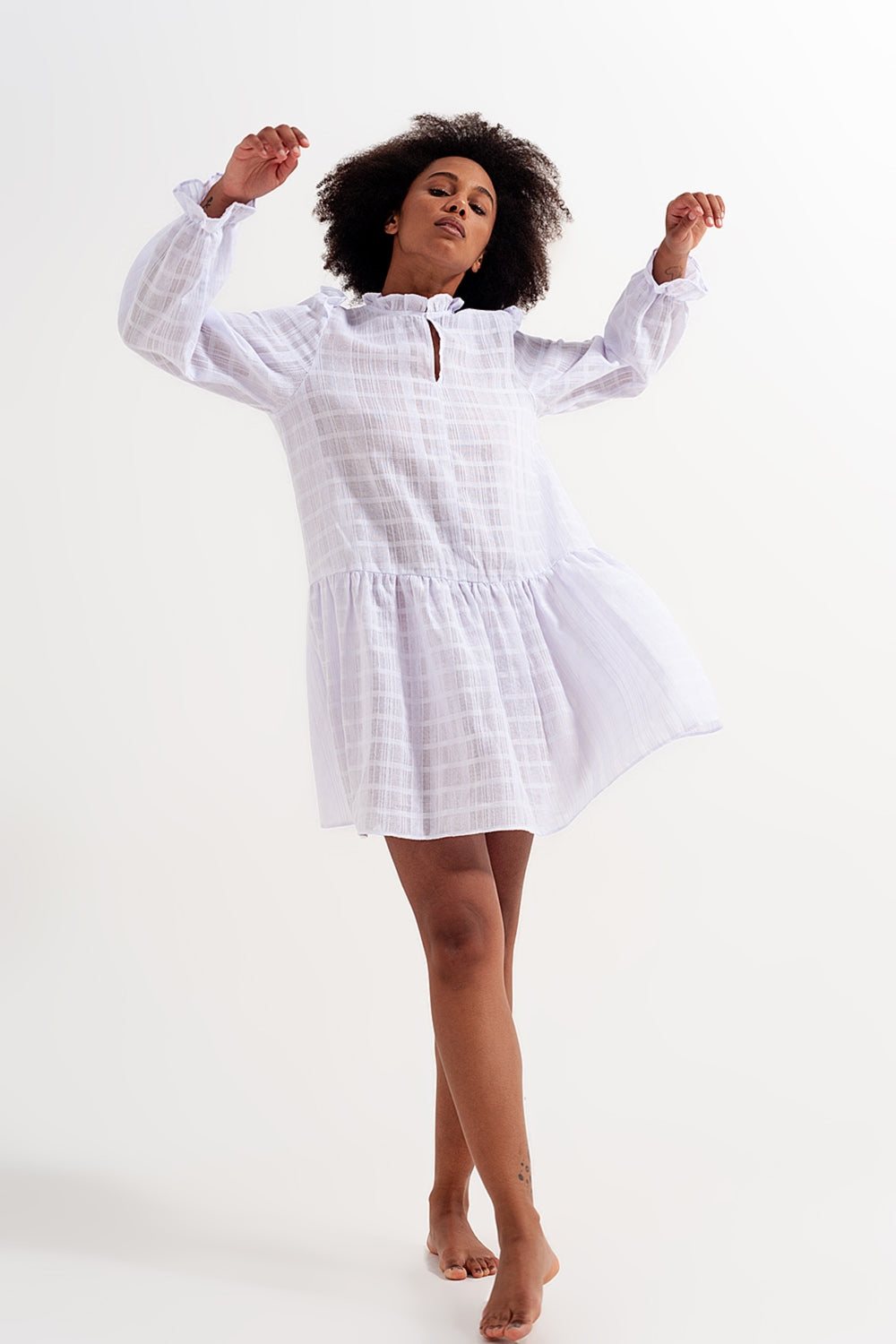 Mini robe volumineuse à volants en blanc