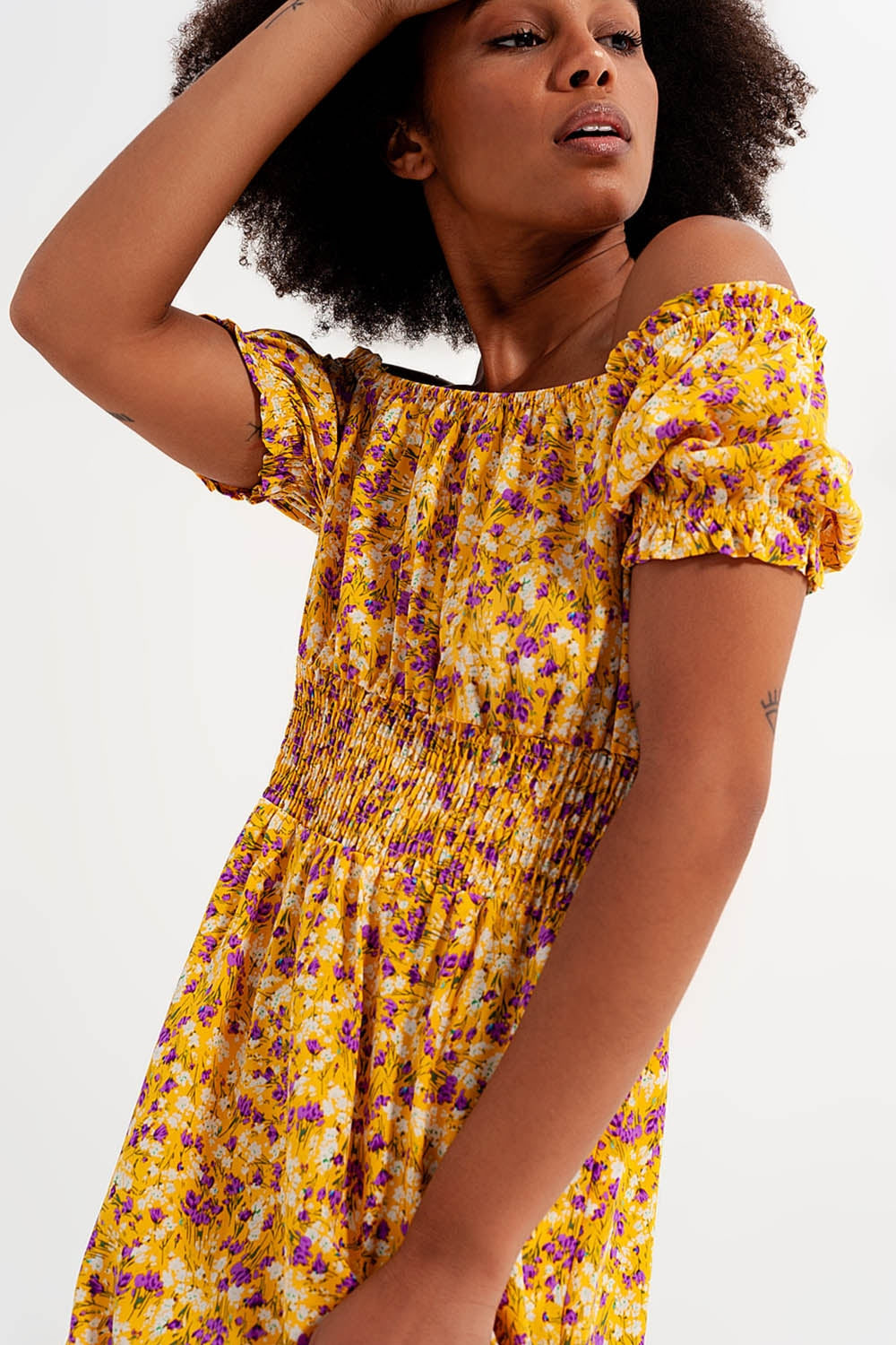 Mini robe avec détail froncé en imprimé floral jaune