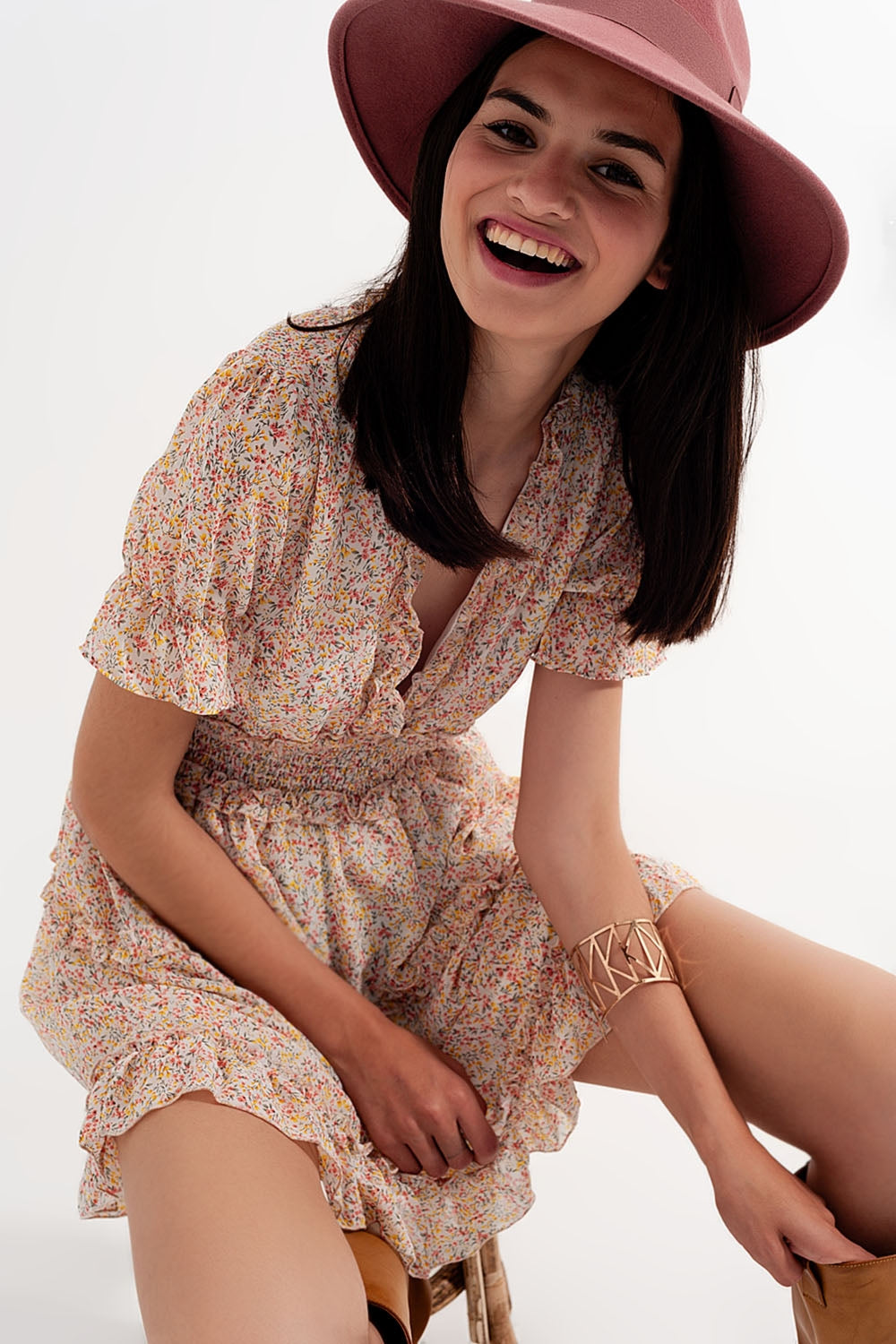 Robe patineuse courte style cache-cœur à devant froncé avec imprimé fleurs Jaune