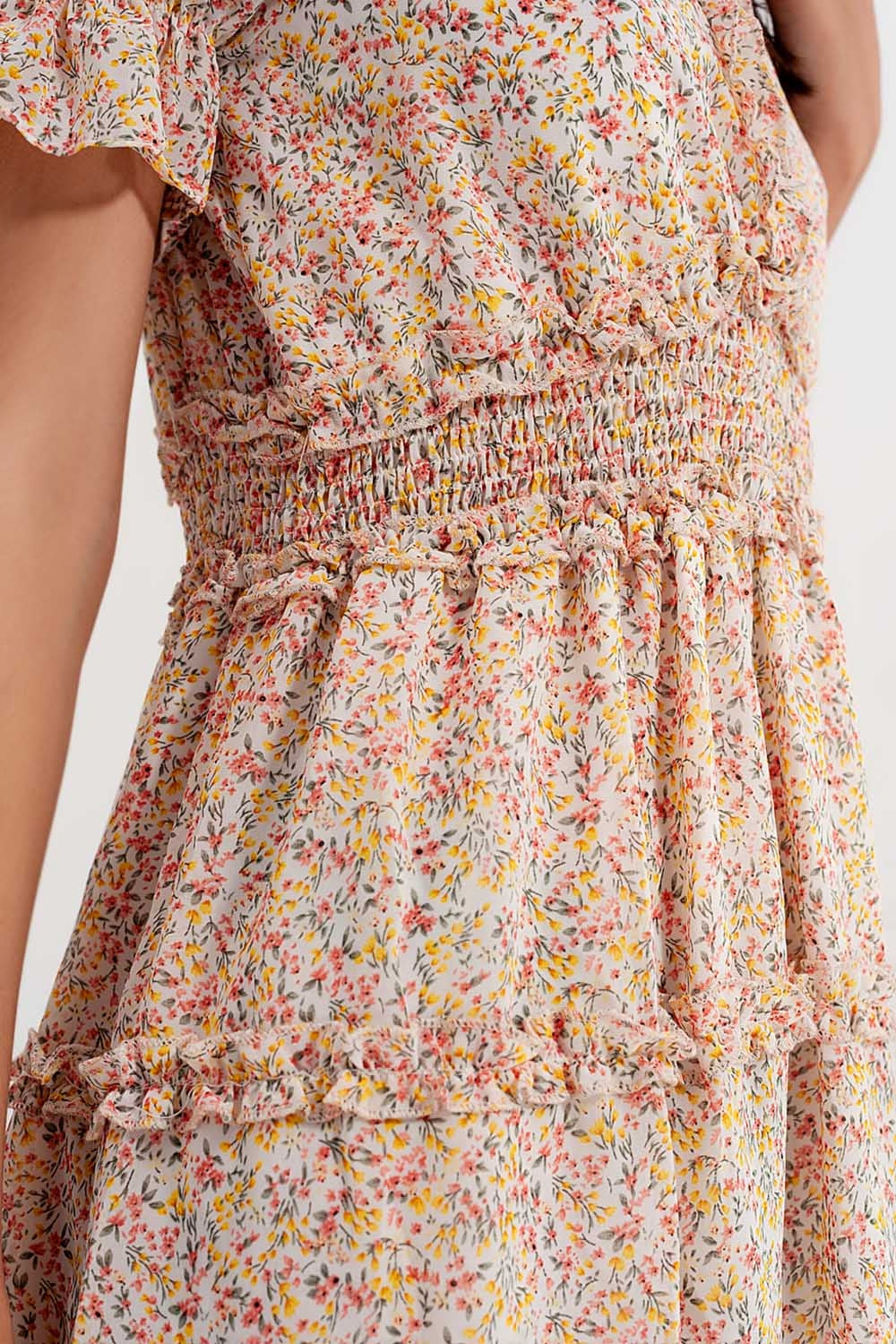 Robe patineuse courte style cache-cœur à devant froncé avec imprimé fleurs Jaune