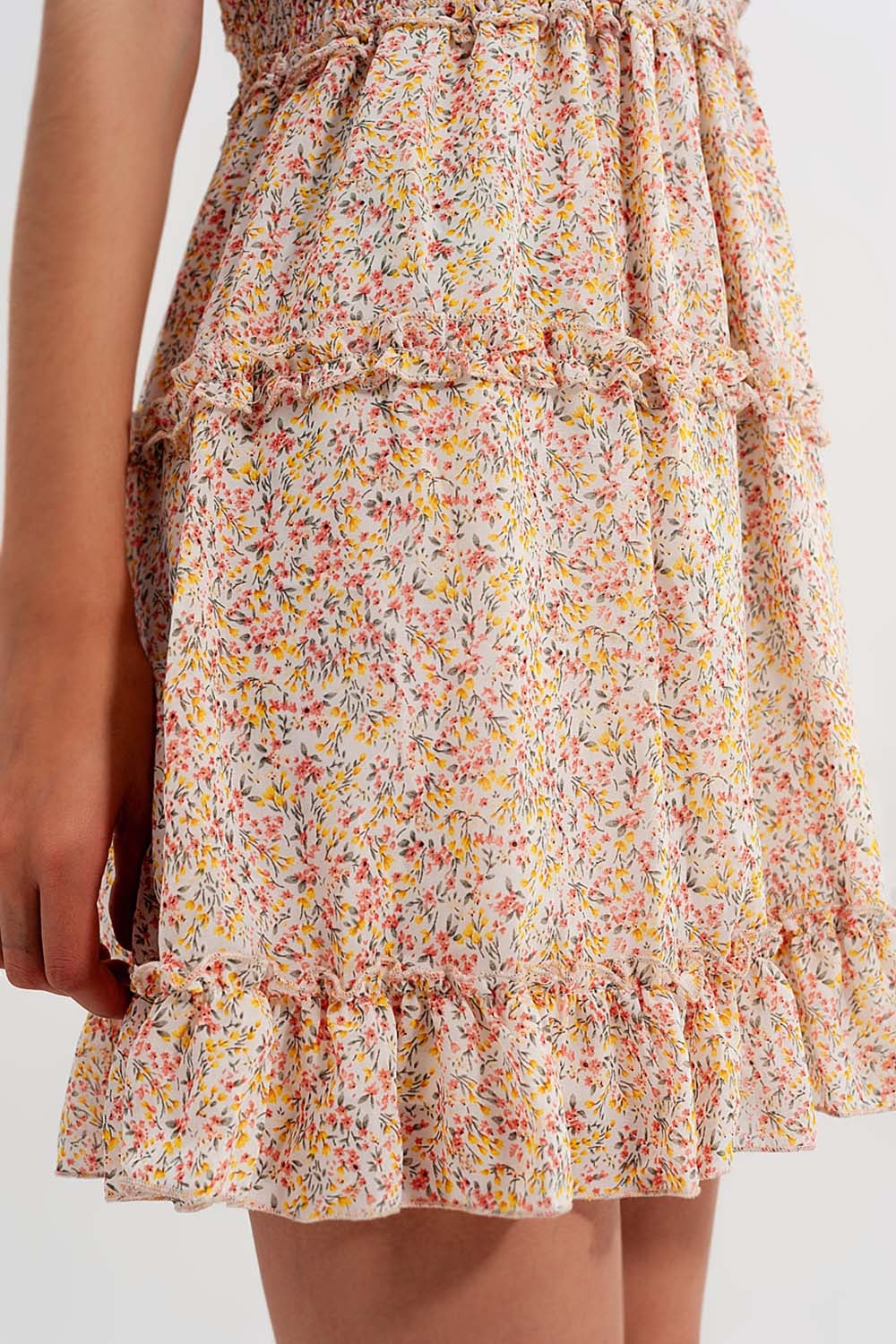 Robe patineuse courte style cache-cœur à devant froncé avec imprimé fleurs Jaune