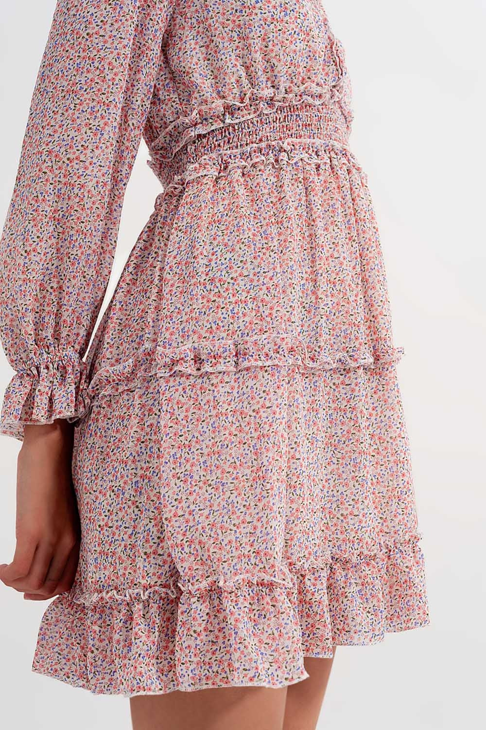 Robe patineuse courte style cache cœur à devant froncé avec manches longues imprimé fleurs rose