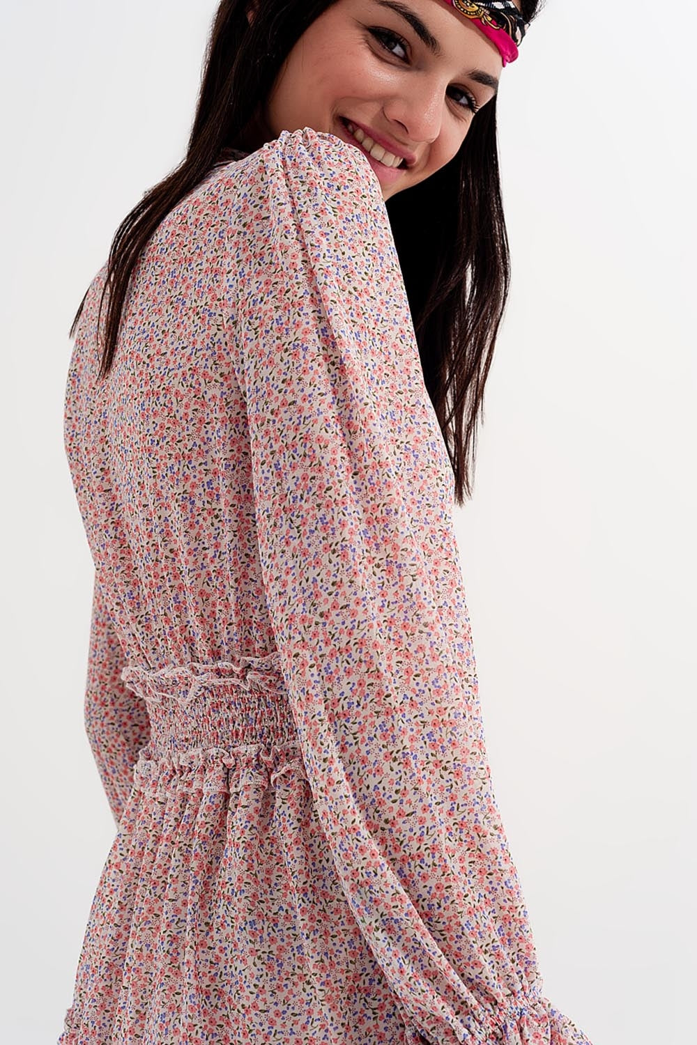 Robe patineuse courte style cache cœur à devant froncé avec manches longues imprimé fleurs rose