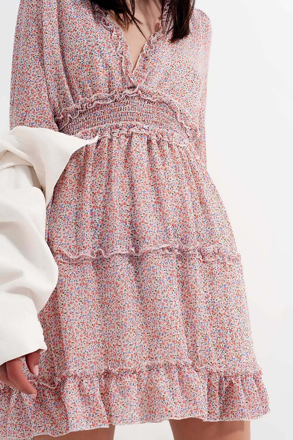 Robe patineuse courte style cache cœur à devant froncé avec manches longues imprimé fleurs rose