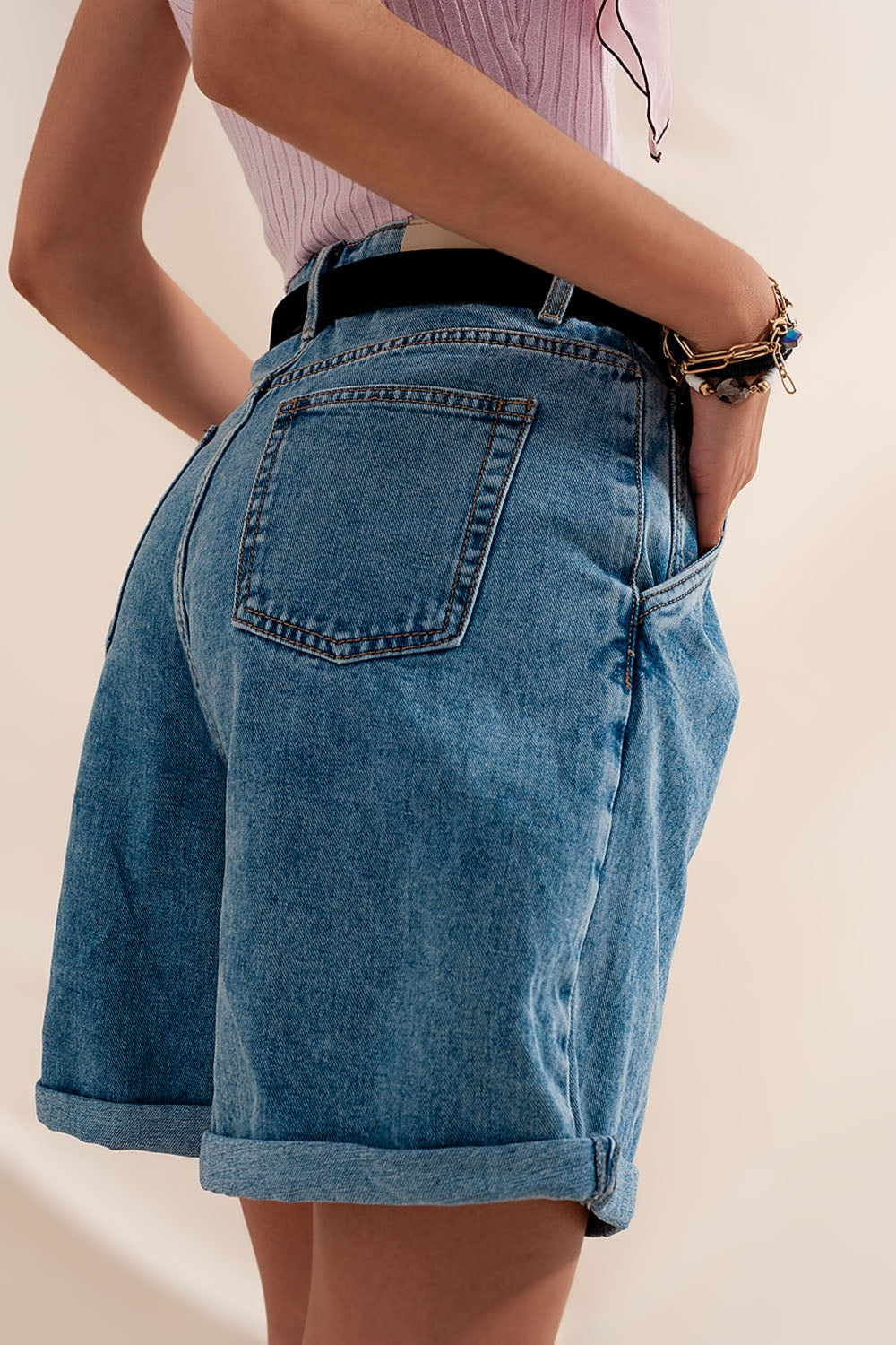 Short en jean à taille haute et à pinces délavage moyen