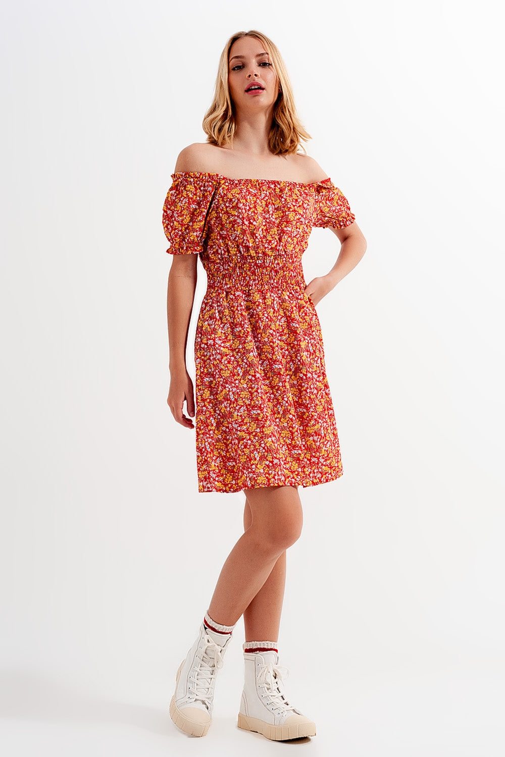 Mini robe avec détail froncé en imprimé floral rouge