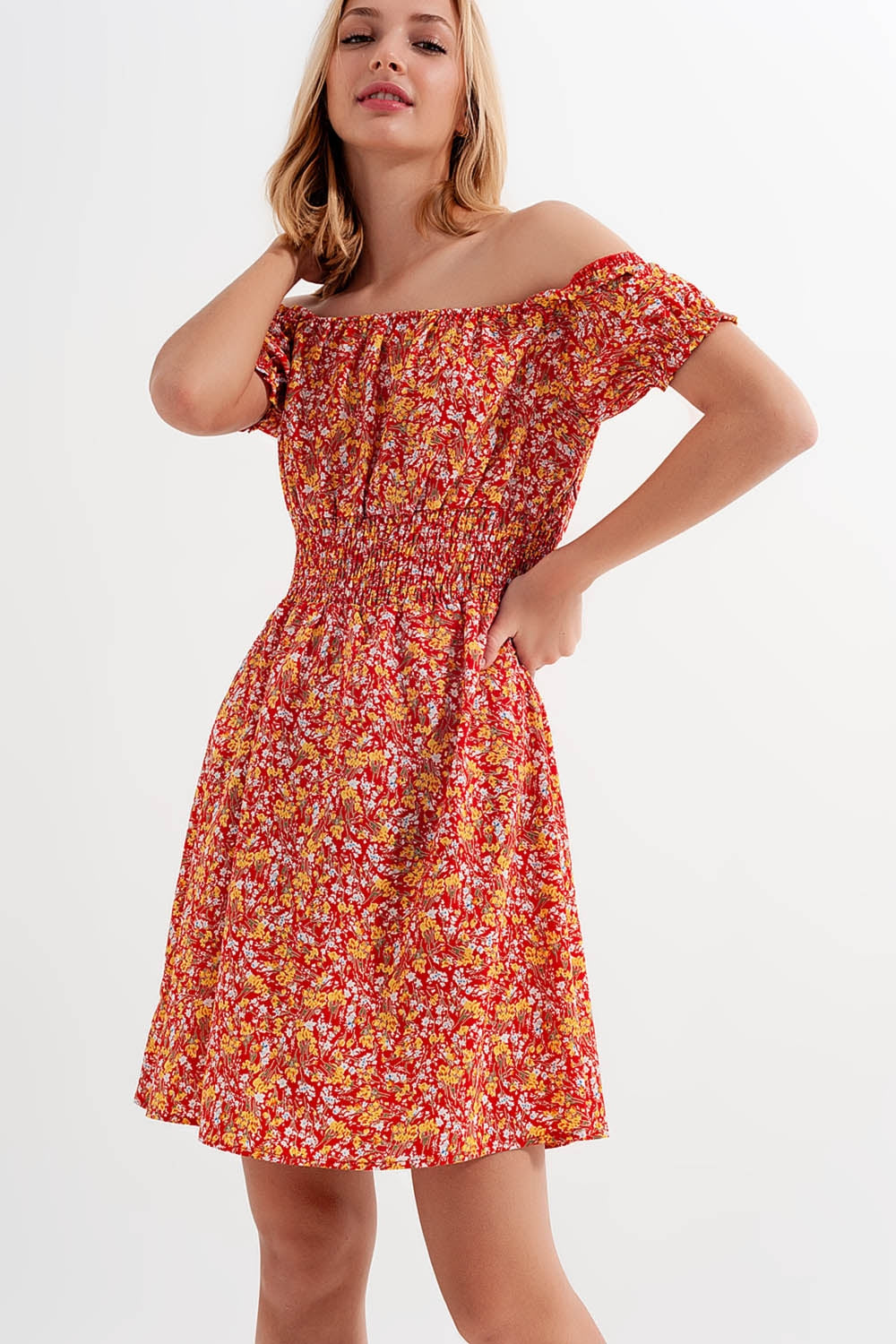 Mini robe avec détail froncé en imprimé floral rouge
