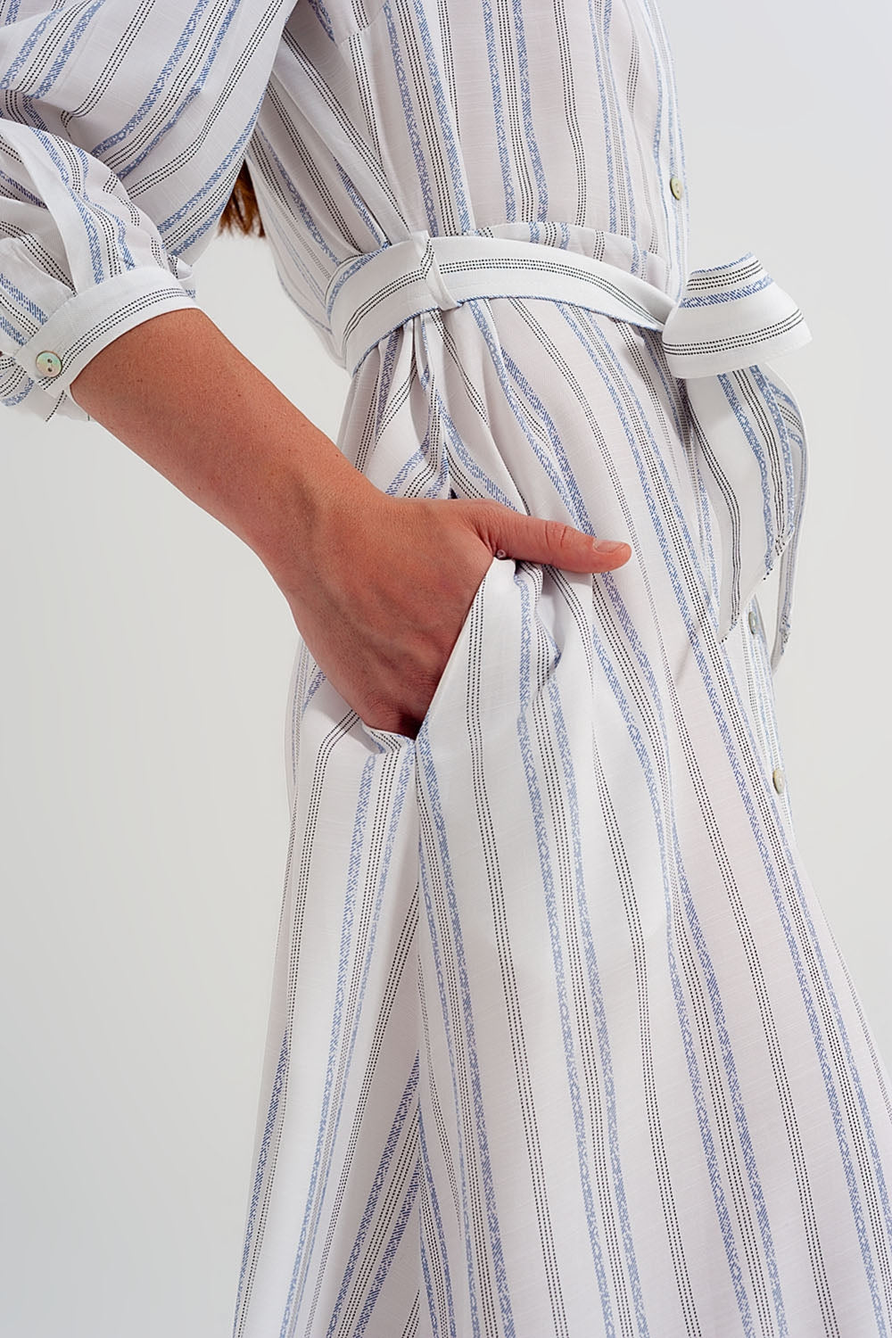 Robe babydoll mi-longue boutonnée à rayures