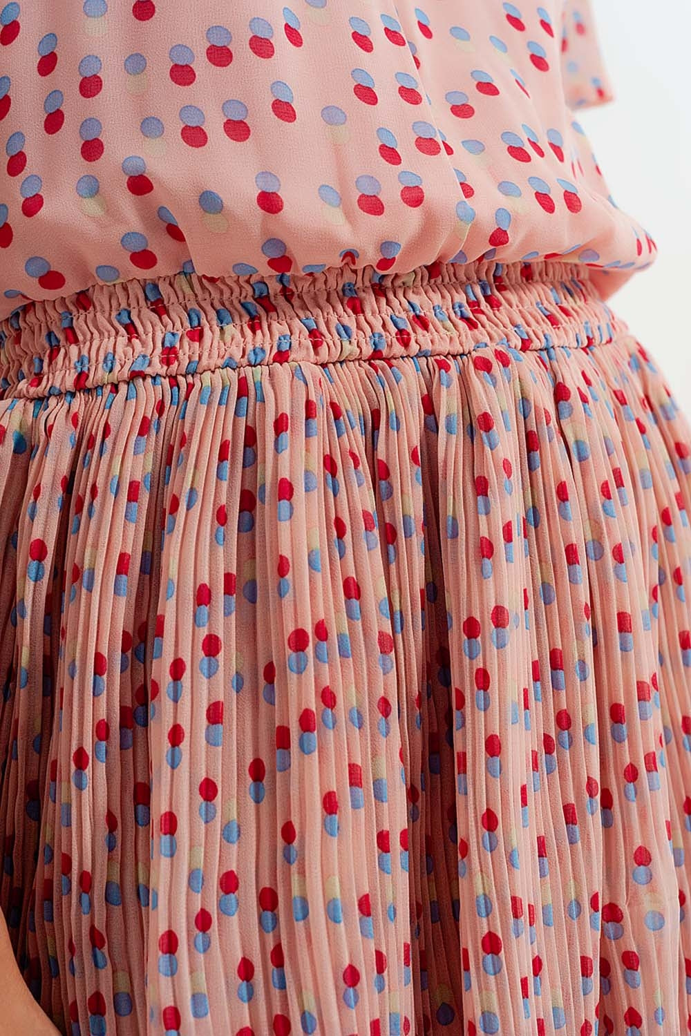 Robe courte froncée à basque rose
