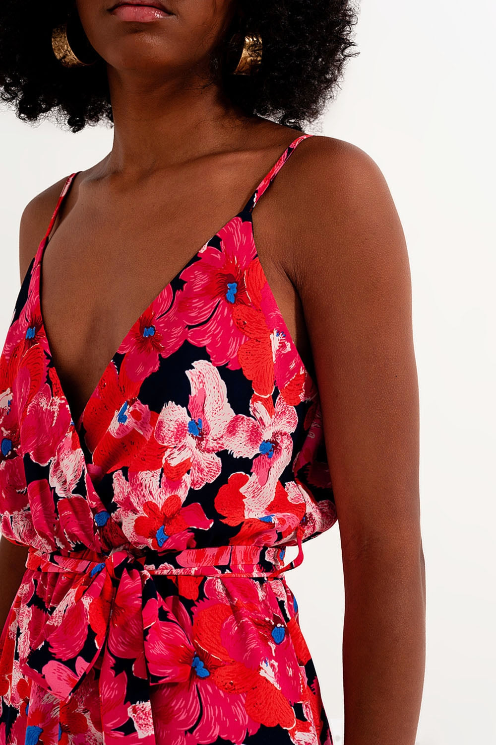 Robe courte rose vif avec imprimé floral et bretelles