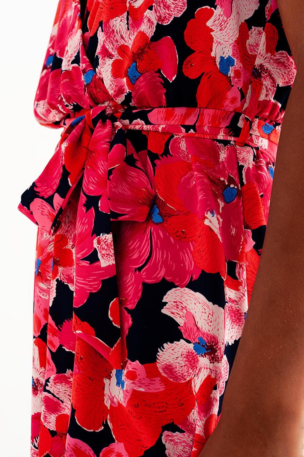 Robe courte rose vif avec imprimé floral et bretelles