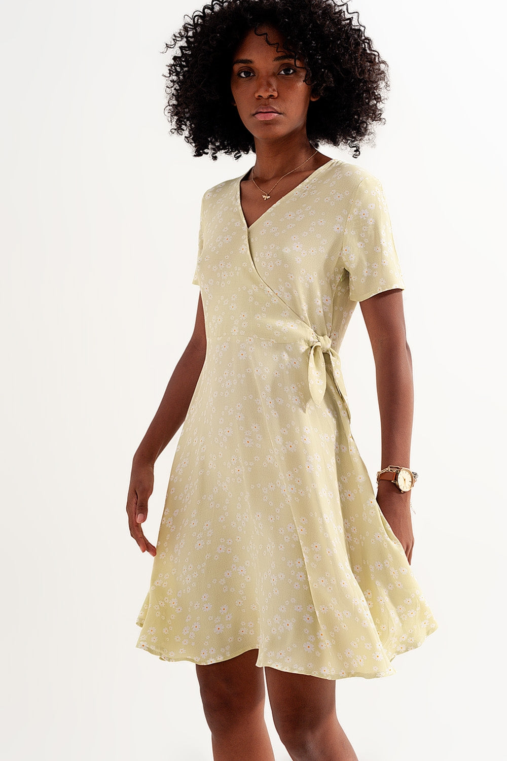 Robe portefeuille courte à imprimé marguerite en vert