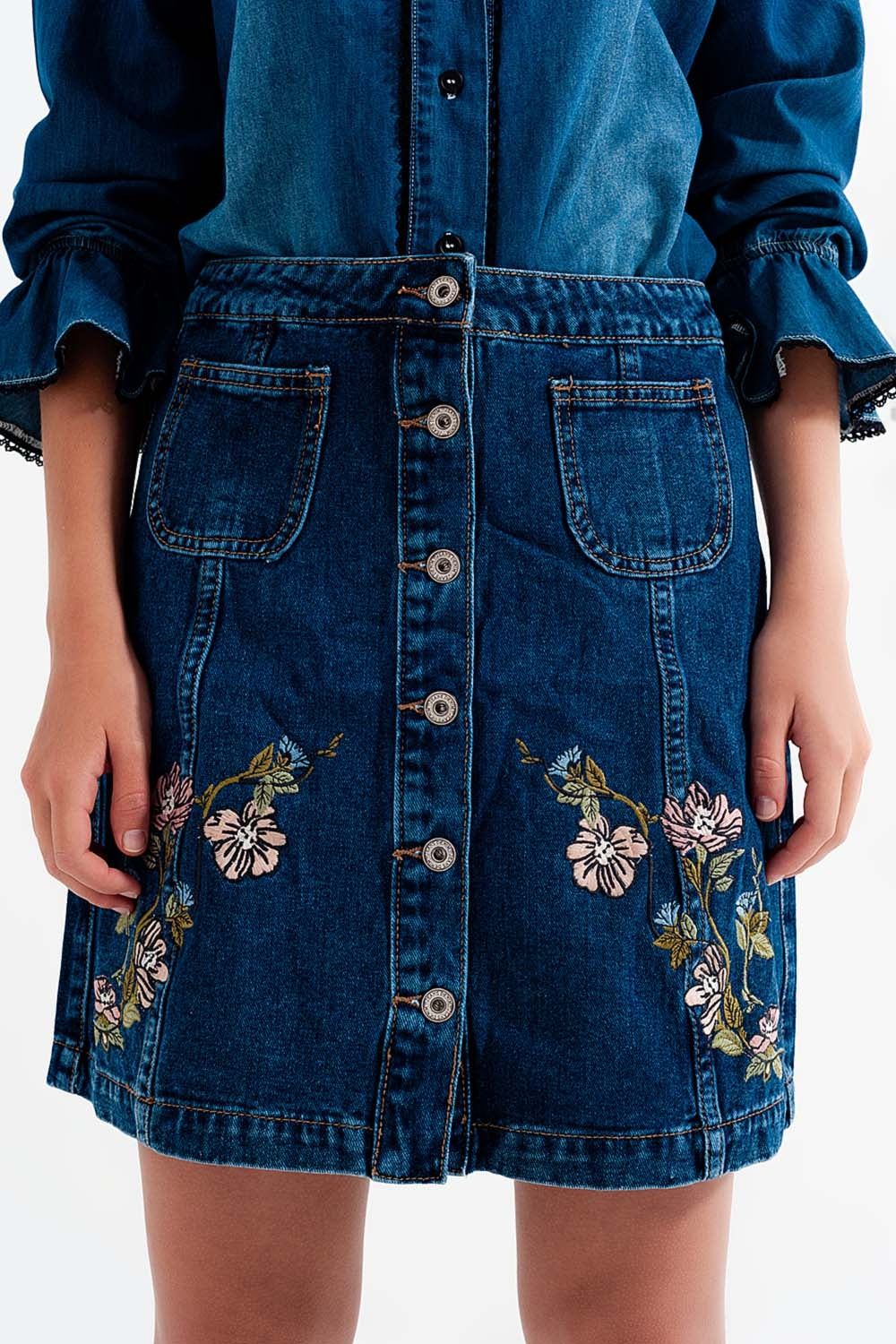 Jupe en denim avec des fleurs brodées et boutons