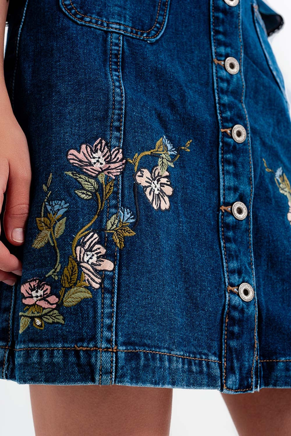 Jupe en denim avec des fleurs brodées et boutons