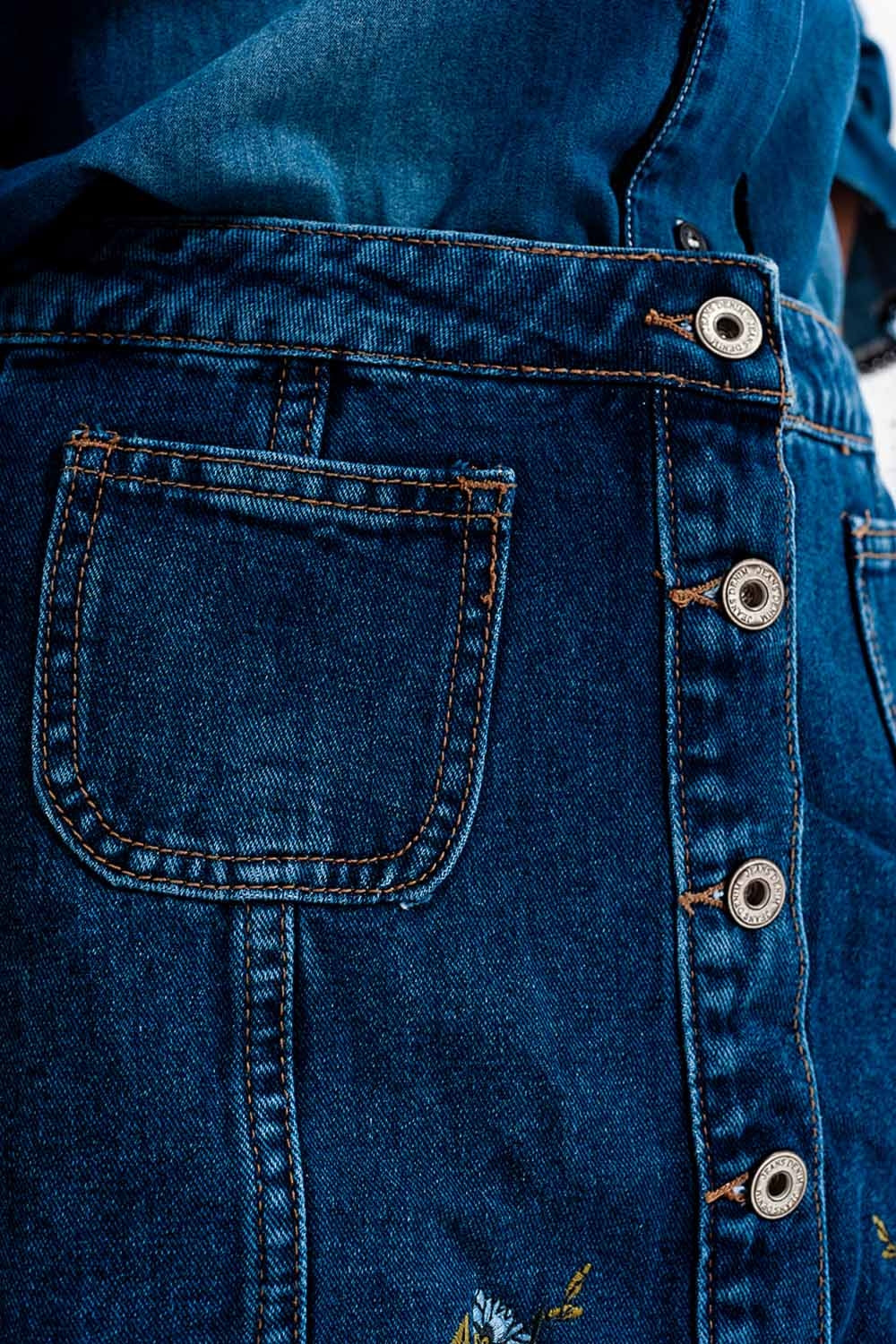 Jupe en denim avec des fleurs brodées et boutons